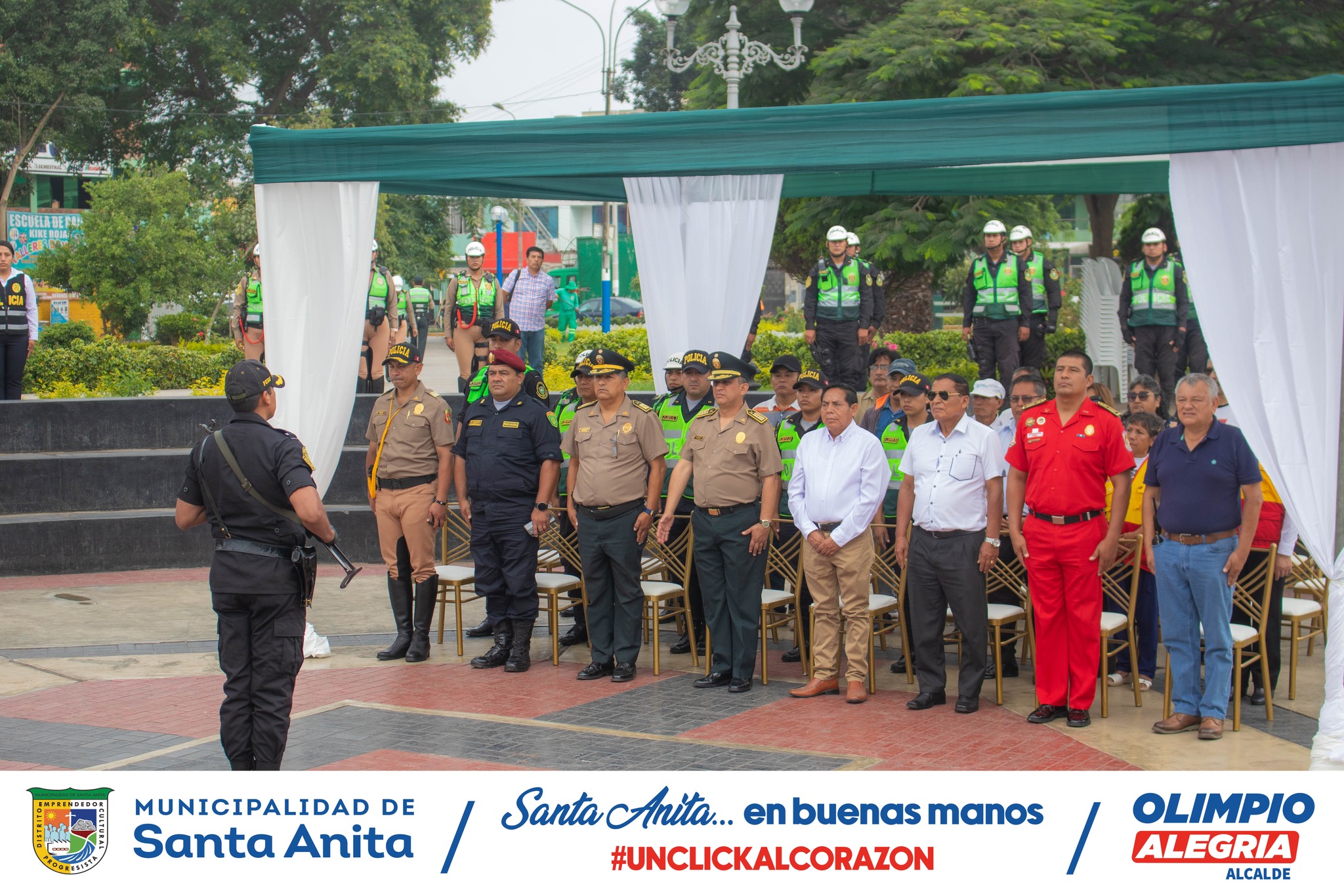 Se realizó el izamiento del Pabellón Nacional , a cargo de la Policía Nacional del Perú.
Fortaleciendo los lazos entre el municipio y la PNP para trabajar por la seguridad de Santa Anita.
#santaanitaenbuenasmanos #olimpioalegría #bandera
