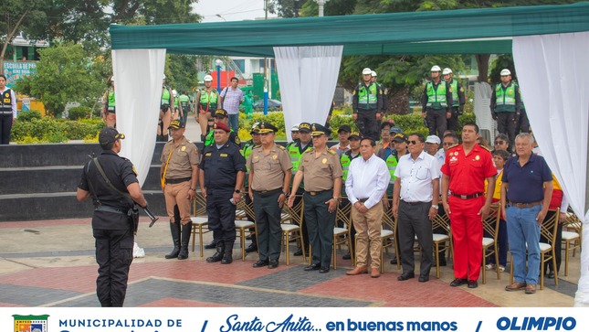 Se realizó el izamiento del Pabellón Nacional , a cargo de la Policía Nacional del Perú.
Fortaleciendo los lazos entre el municipio y la PNP para trabajar por la seguridad de Santa Anita.
#santaanitaenbuenasmanos #olimpioalegría #bandera