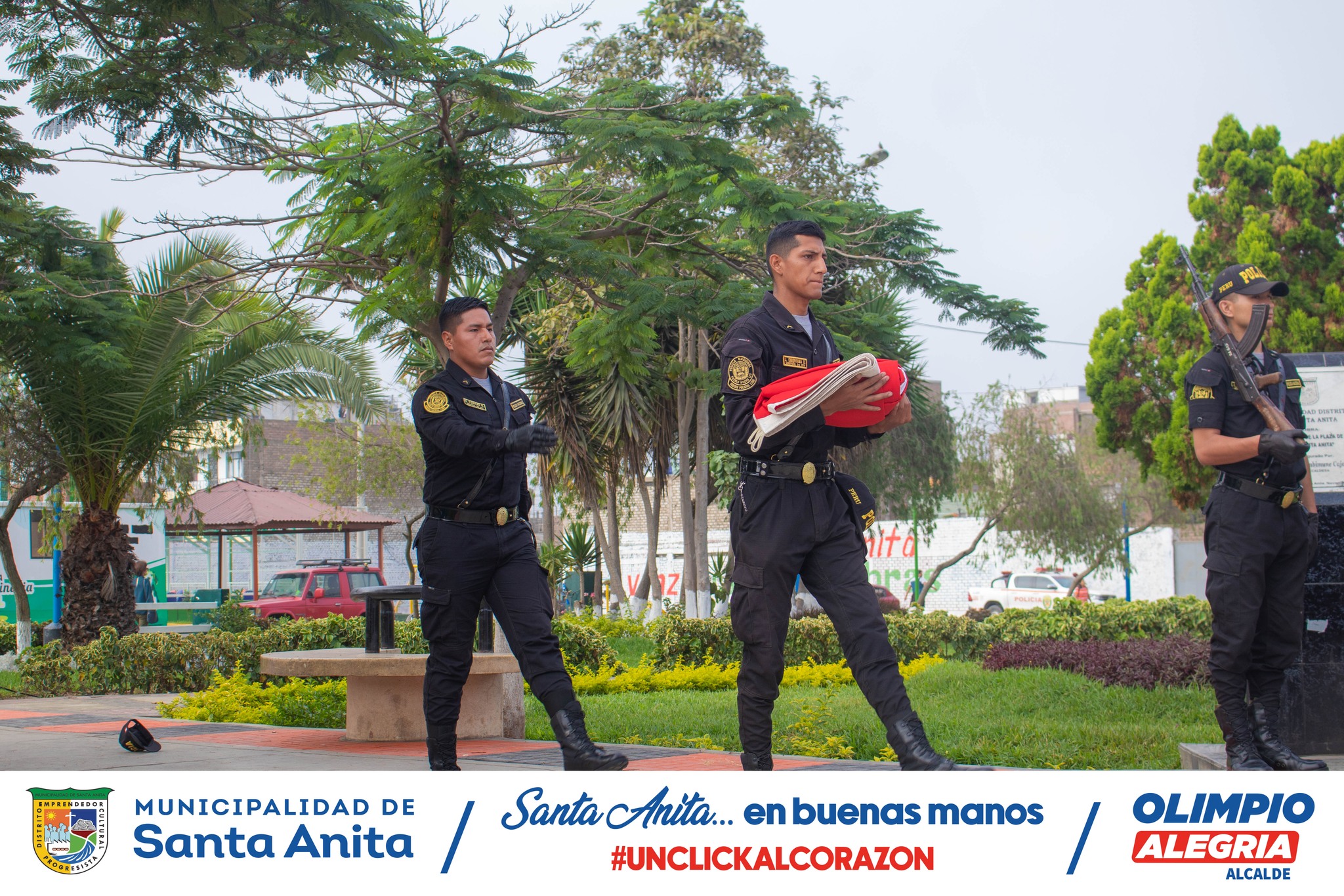 Se realizó el izamiento del Pabellón Nacional , a cargo de la Policía Nacional del Perú.
Fortaleciendo los lazos entre el municipio y la PNP para trabajar por la seguridad de Santa Anita.
#santaanitaenbuenasmanos #olimpioalegría #bandera