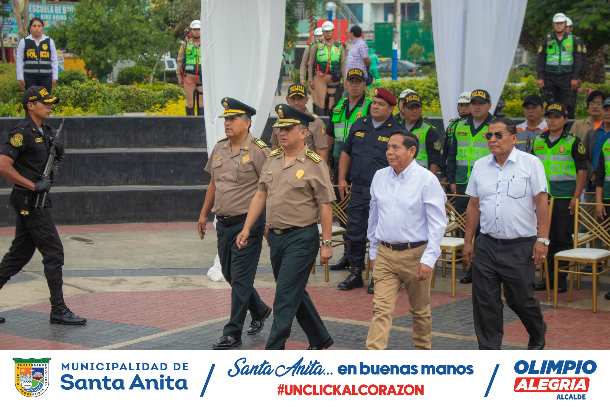 Se realizó el izamiento del Pabellón Nacional , a cargo de la Policía Nacional del Perú.
Fortaleciendo los lazos entre el municipio y la PNP para trabajar por la seguridad de Santa Anita.
#santaanitaenbuenasmanos #olimpioalegría #bandera