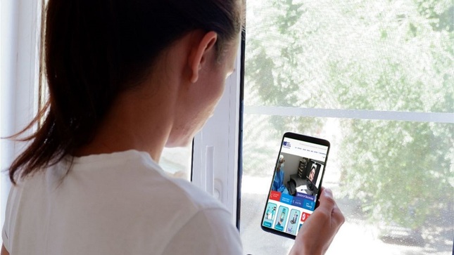 Una mujer observando detenidamente su smartphone