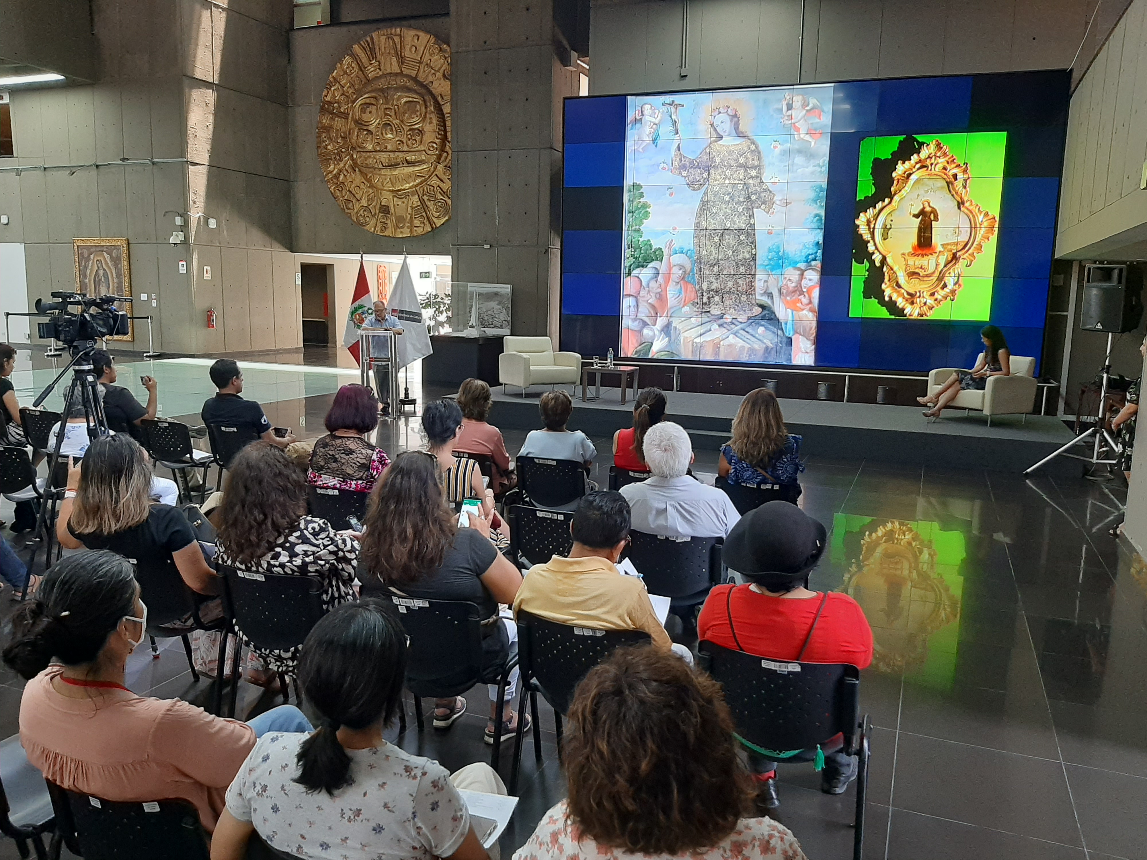 El Ministerio de Cultura realizó el conversatorio denominado “Procesos y casos emblemáticos de repatriación”, que cumplió el objetivo de difundir ante la comunidad académica y el público interesado, los procesos de repatriación de algunos bienes culturales considerados emblemáticos por su importancia y valor cultural e histórico.
El programa comprendió magistrales exposiciones, como “Arte virreinal y Patrimonio Cultural: pinturas religiosas repatriadas (Pinturas Virgen de Guadalupe, Pintura Santa Rosa de Viterbo, y Pintura Pentecostés)”, a cargo del Dr. Ricardo Estabridis Cárdenas, doctor en Historia del Arte y profesor emérito de la Universidad Nacional Mayor de San Marcos.
El especialista ilustró a los asistentes sobre las cualidades pictóricas de las referidas obras de arte, y los significados implícitos relativos a su contexto histórico. Estos óleos fueron repatriados en el 2022 y forman parte de nuestro Patrimonio Histórico Artístico.
Luego, el historiador Bernardo Reyes Cueva, del Archivo General de la Nación (AGN), realizó la ponencia “Repatriación de Patrimonio Documental peruano: Caso subasta Soler y Llach (Barcelona, 2020)”. Explicó los procedimientos, la evaluación y las gestiones para el retorno de documentos del Rey Fernando VI (1754) sobre una asignación del oficio de tesorero en la Casa de la Moneda de Lima.
Así como también informó de los testimonios de la fundación de una cofradía de Madre de Dios (1561) y otros documentos de interés público del siglo XVI.
Posteriormente, el diplomático Jorge Prieto Hemmingsen, de la Dirección General para Asuntos Culturales del Ministerio de Relaciones Exteriores, disertó sobre “Negociaciones diplomáticas para la recuperación de bienes culturales, casos Placa de Echenique, Momias del vaticano, Charreteras y Portalones”. Detalló el trabajo de recuperación, desde el ámbito plenipotenciario, que llevan a cabo la Cancillería y las embajadas, a partir de los casos citados.
Por otro lado, Lucía Watson Jiménez, arqueóloga y especialista en bioarqueología, expuso “El retorno de las momias peruanas desde El Vaticano”, refiriendo el conocimiento sobre los tratamientos mortuorios prehispánicos, obtenidos desde la antropología física.
Finalmente, la especialista en Historia del Arte, Natividad Flor Espino Vegas, de la Dirección de Recuperaciones del Ministerio de Cultura, y Lizbeht Tepo Briceño, especialista del Museo de Arqueología Antropología e Historia del Perú, dieron a conocer los criterios y procedimientos de repatriación que se aplican desde el sector Cultura.
Esta actividad formativa fue organizada por la Dirección de Recuperaciones –de la Dirección General de Defensa del Patrimonio Cultural-, en el marco de la exposición museográfica de bienes emblemáticos repatriados “Wasinman Kutispa – Patrimonio Recuperado”.
Con este interesante espacio de intercambio de información, que generó apreciables aportes y además motivó la investigación sobre bienes repatriados entre la comunidad académica, el Ministerio de Cultura cimienta una base fundamental para hacer sostenible en el tiempo el trabajo de repatriación y preservación de la soberanía sobre nuestro valioso legado cultural mueble.