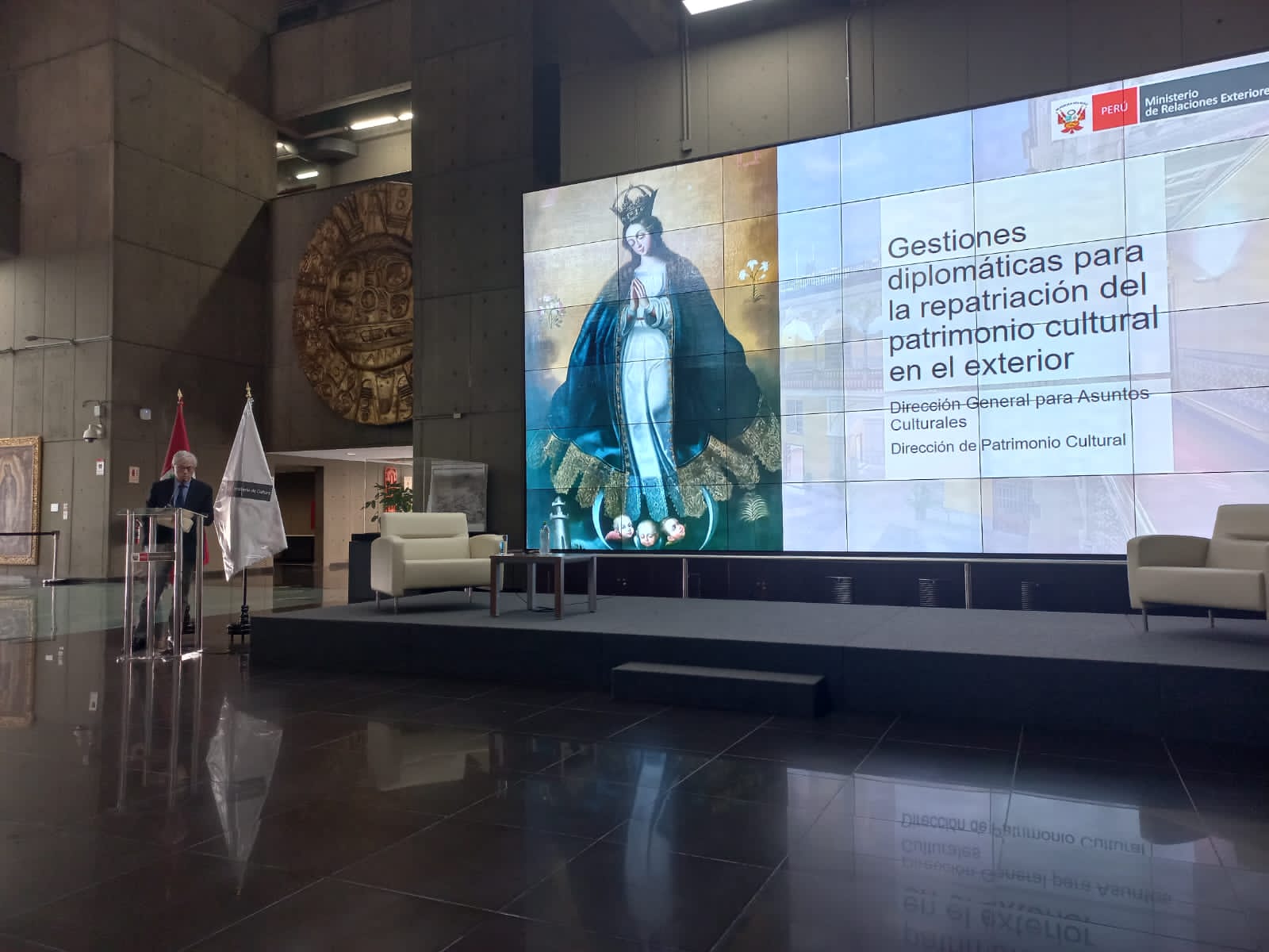 El Ministerio de Cultura realizó el conversatorio denominado “Procesos y casos emblemáticos de repatriación”, que cumplió el objetivo de difundir ante la comunidad académica y el público interesado, los procesos de repatriación de algunos bienes culturales considerados emblemáticos por su importancia y valor cultural e histórico.
El programa comprendió magistrales exposiciones, como “Arte virreinal y Patrimonio Cultural: pinturas religiosas repatriadas (Pinturas Virgen de Guadalupe, Pintura Santa Rosa de Viterbo, y Pintura Pentecostés)”, a cargo del Dr. Ricardo Estabridis Cárdenas, doctor en Historia del Arte y profesor emérito de la Universidad Nacional Mayor de San Marcos.
El especialista ilustró a los asistentes sobre las cualidades pictóricas de las referidas obras de arte, y los significados implícitos relativos a su contexto histórico. Estos óleos fueron repatriados en el 2022 y forman parte de nuestro Patrimonio Histórico Artístico.
Luego, el historiador Bernardo Reyes Cueva, del Archivo General de la Nación (AGN), realizó la ponencia “Repatriación de Patrimonio Documental peruano: Caso subasta Soler y Llach (Barcelona, 2020)”. Explicó los procedimientos, la evaluación y las gestiones para el retorno de documentos del Rey Fernando VI (1754) sobre una asignación del oficio de tesorero en la Casa de la Moneda de Lima.
Así como también informó de los testimonios de la fundación de una cofradía de Madre de Dios (1561) y otros documentos de interés público del siglo XVI.
Posteriormente, el diplomático Jorge Prieto Hemmingsen, de la Dirección General para Asuntos Culturales del Ministerio de Relaciones Exteriores, disertó sobre “Negociaciones diplomáticas para la recuperación de bienes culturales, casos Placa de Echenique, Momias del vaticano, Charreteras y Portalones”. Detalló el trabajo de recuperación, desde el ámbito plenipotenciario, que llevan a cabo la Cancillería y las embajadas, a partir de los casos citados.
Por otro lado, Lucía Watson Jiménez, arqueóloga y especialista en bioarqueología, expuso “El retorno de las momias peruanas desde El Vaticano”, refiriendo el conocimiento sobre los tratamientos mortuorios prehispánicos, obtenidos desde la antropología física.
Finalmente, la especialista en Historia del Arte, Natividad Flor Espino Vegas, de la Dirección de Recuperaciones del Ministerio de Cultura, y Lizbeht Tepo Briceño, especialista del Museo de Arqueología Antropología e Historia del Perú, dieron a conocer los criterios y procedimientos de repatriación que se aplican desde el sector Cultura.
Esta actividad formativa fue organizada por la Dirección de Recuperaciones –de la Dirección General de Defensa del Patrimonio Cultural-, en el marco de la exposición museográfica de bienes emblemáticos repatriados “Wasinman Kutispa – Patrimonio Recuperado”.
Con este interesante espacio de intercambio de información, que generó apreciables aportes y además motivó la investigación sobre bienes repatriados entre la comunidad académica, el Ministerio de Cultura cimienta una base fundamental para hacer sostenible en el tiempo el trabajo de repatriación y preservación de la soberanía sobre nuestro valioso legado cultural mueble.
