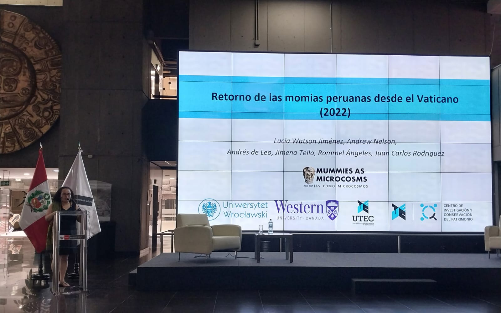 El Ministerio de Cultura realizó el conversatorio denominado “Procesos y casos emblemáticos de repatriación”, que cumplió el objetivo de difundir ante la comunidad académica y el público interesado, los procesos de repatriación de algunos bienes culturales considerados emblemáticos por su importancia y valor cultural e histórico.
El programa comprendió magistrales exposiciones, como “Arte virreinal y Patrimonio Cultural: pinturas religiosas repatriadas (Pinturas Virgen de Guadalupe, Pintura Santa Rosa de Viterbo, y Pintura Pentecostés)”, a cargo del Dr. Ricardo Estabridis Cárdenas, doctor en Historia del Arte y profesor emérito de la Universidad Nacional Mayor de San Marcos.
El especialista ilustró a los asistentes sobre las cualidades pictóricas de las referidas obras de arte, y los significados implícitos relativos a su contexto histórico. Estos óleos fueron repatriados en el 2022 y forman parte de nuestro Patrimonio Histórico Artístico.
Luego, el historiador Bernardo Reyes Cueva, del Archivo General de la Nación (AGN), realizó la ponencia “Repatriación de Patrimonio Documental peruano: Caso subasta Soler y Llach (Barcelona, 2020)”. Explicó los procedimientos, la evaluación y las gestiones para el retorno de documentos del Rey Fernando VI (1754) sobre una asignación del oficio de tesorero en la Casa de la Moneda de Lima.
Así como también informó de los testimonios de la fundación de una cofradía de Madre de Dios (1561) y otros documentos de interés público del siglo XVI.
Posteriormente, el diplomático Jorge Prieto Hemmingsen, de la Dirección General para Asuntos Culturales del Ministerio de Relaciones Exteriores, disertó sobre “Negociaciones diplomáticas para la recuperación de bienes culturales, casos Placa de Echenique, Momias del vaticano, Charreteras y Portalones”. Detalló el trabajo de recuperación, desde el ámbito plenipotenciario, que llevan a cabo la Cancillería y las embajadas, a partir de los casos citados.
Por otro lado, Lucía Watson Jiménez, arqueóloga y especialista en bioarqueología, expuso “El retorno de las momias peruanas desde El Vaticano”, refiriendo el conocimiento sobre los tratamientos mortuorios prehispánicos, obtenidos desde la antropología física.
Finalmente, la especialista en Historia del Arte, Natividad Flor Espino Vegas, de la Dirección de Recuperaciones del Ministerio de Cultura, y Lizbeht Tepo Briceño, especialista del Museo de Arqueología Antropología e Historia del Perú, dieron a conocer los criterios y procedimientos de repatriación que se aplican desde el sector Cultura.
Esta actividad formativa fue organizada por la Dirección de Recuperaciones –de la Dirección General de Defensa del Patrimonio Cultural-, en el marco de la exposición museográfica de bienes emblemáticos repatriados “Wasinman Kutispa – Patrimonio Recuperado”.
Con este interesante espacio de intercambio de información, que generó apreciables aportes y además motivó la investigación sobre bienes repatriados entre la comunidad académica, el Ministerio de Cultura cimienta una base fundamental para hacer sostenible en el tiempo el trabajo de repatriación y preservación de la soberanía sobre nuestro valioso legado cultural mueble.
