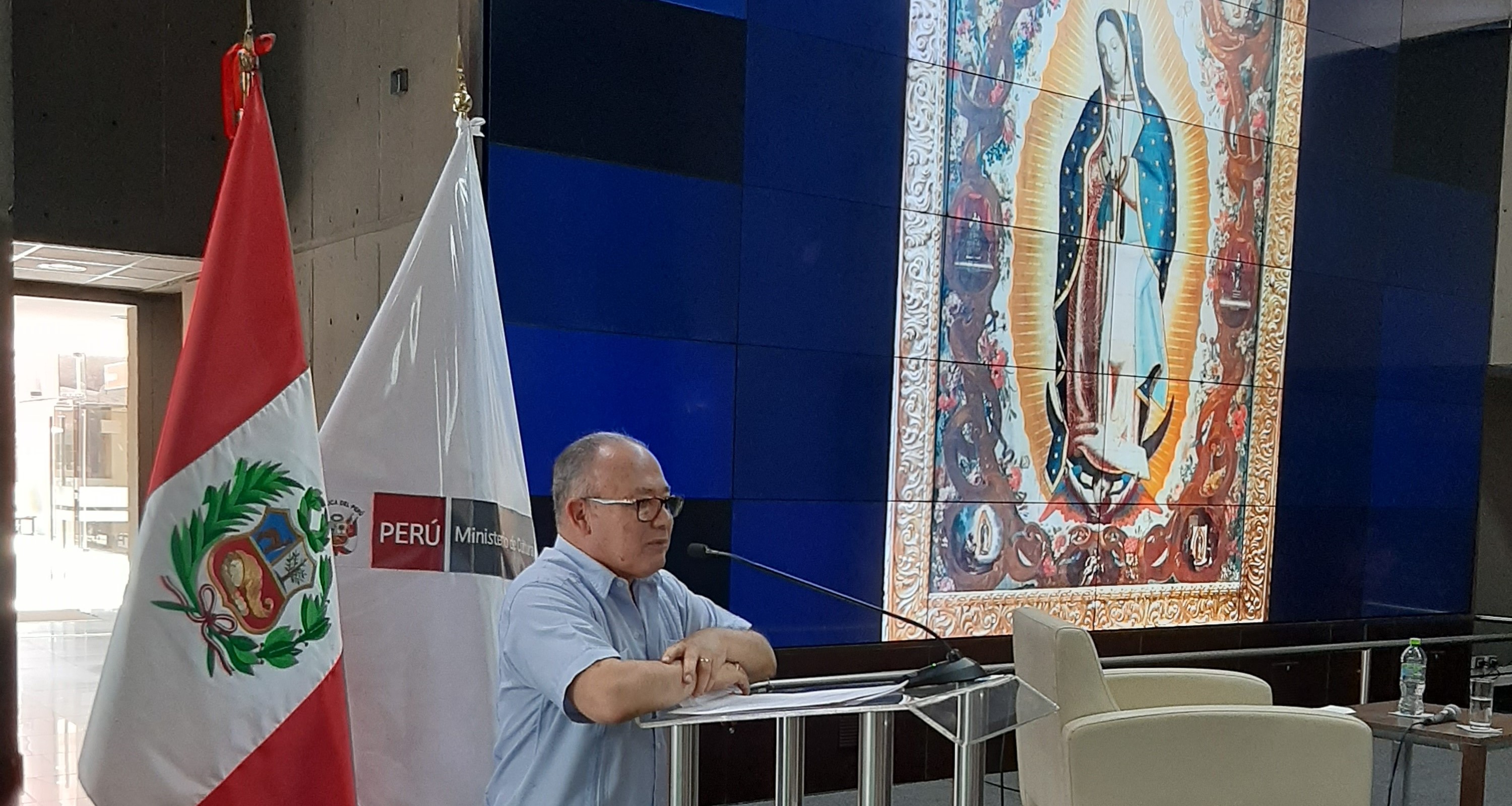 El Ministerio de Cultura realizó el conversatorio denominado “Procesos y casos emblemáticos de repatriación”, que cumplió el objetivo de difundir ante la comunidad académica y el público interesado, los procesos de repatriación de algunos bienes culturales considerados emblemáticos por su importancia y valor cultural e histórico.
El programa comprendió magistrales exposiciones, como “Arte virreinal y Patrimonio Cultural: pinturas religiosas repatriadas (Pinturas Virgen de Guadalupe, Pintura Santa Rosa de Viterbo, y Pintura Pentecostés)”, a cargo del Dr. Ricardo Estabridis Cárdenas, doctor en Historia del Arte y profesor emérito de la Universidad Nacional Mayor de San Marcos.
El especialista ilustró a los asistentes sobre las cualidades pictóricas de las referidas obras de arte, y los significados implícitos relativos a su contexto histórico. Estos óleos fueron repatriados en el 2022 y forman parte de nuestro Patrimonio Histórico Artístico.
Luego, el historiador Bernardo Reyes Cueva, del Archivo General de la Nación (AGN), realizó la ponencia “Repatriación de Patrimonio Documental peruano: Caso subasta Soler y Llach (Barcelona, 2020)”. Explicó los procedimientos, la evaluación y las gestiones para el retorno de documentos del Rey Fernando VI (1754) sobre una asignación del oficio de tesorero en la Casa de la Moneda de Lima.
Así como también informó de los testimonios de la fundación de una cofradía de Madre de Dios (1561) y otros documentos de interés público del siglo XVI.
Posteriormente, el diplomático Jorge Prieto Hemmingsen, de la Dirección General para Asuntos Culturales del Ministerio de Relaciones Exteriores, disertó sobre “Negociaciones diplomáticas para la recuperación de bienes culturales, casos Placa de Echenique, Momias del vaticano, Charreteras y Portalones”. Detalló el trabajo de recuperación, desde el ámbito plenipotenciario, que llevan a cabo la Cancillería y las embajadas, a partir de los casos citados.
Por otro lado, Lucía Watson Jiménez, arqueóloga y especialista en bioarqueología, expuso “El retorno de las momias peruanas desde El Vaticano”, refiriendo el conocimiento sobre los tratamientos mortuorios prehispánicos, obtenidos desde la antropología física.
Finalmente, la especialista en Historia del Arte, Natividad Flor Espino Vegas, de la Dirección de Recuperaciones del Ministerio de Cultura, y Lizbeht Tepo Briceño, especialista del Museo de Arqueología Antropología e Historia del Perú, dieron a conocer los criterios y procedimientos de repatriación que se aplican desde el sector Cultura.
Esta actividad formativa fue organizada por la Dirección de Recuperaciones –de la Dirección General de Defensa del Patrimonio Cultural-, en el marco de la exposición museográfica de bienes emblemáticos repatriados “Wasinman Kutispa – Patrimonio Recuperado”.
Con este interesante espacio de intercambio de información, que generó apreciables aportes y además motivó la investigación sobre bienes repatriados entre la comunidad académica, el Ministerio de Cultura cimienta una base fundamental para hacer sostenible en el tiempo el trabajo de repatriación y preservación de la soberanía sobre nuestro valioso legado cultural mueble.
