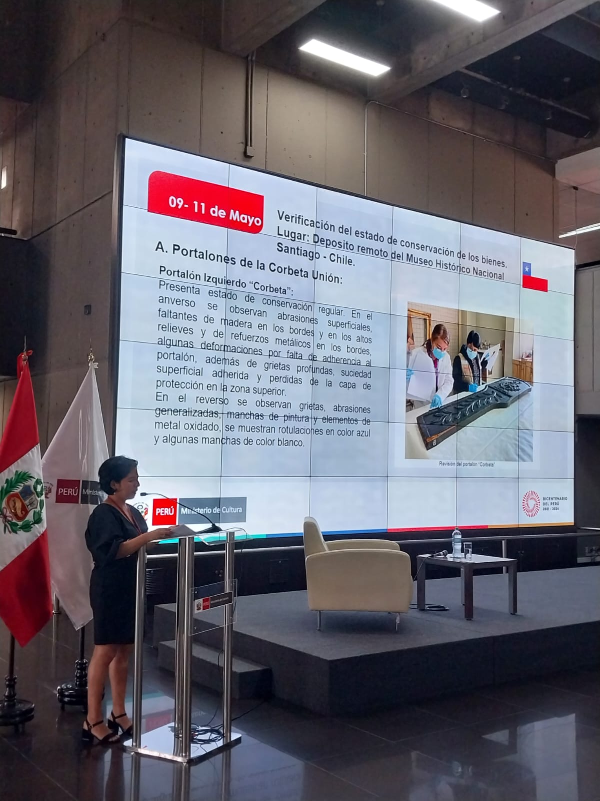 El Ministerio de Cultura realizó el conversatorio denominado “Procesos y casos emblemáticos de repatriación”, que cumplió el objetivo de difundir ante la comunidad académica y el público interesado, los procesos de repatriación de algunos bienes culturales considerados emblemáticos por su importancia y valor cultural e histórico.
El programa comprendió magistrales exposiciones, como “Arte virreinal y Patrimonio Cultural: pinturas religiosas repatriadas (Pinturas Virgen de Guadalupe, Pintura Santa Rosa de Viterbo, y Pintura Pentecostés)”, a cargo del Dr. Ricardo Estabridis Cárdenas, doctor en Historia del Arte y profesor emérito de la Universidad Nacional Mayor de San Marcos.
El especialista ilustró a los asistentes sobre las cualidades pictóricas de las referidas obras de arte, y los significados implícitos relativos a su contexto histórico. Estos óleos fueron repatriados en el 2022 y forman parte de nuestro Patrimonio Histórico Artístico.
Luego, el historiador Bernardo Reyes Cueva, del Archivo General de la Nación (AGN), realizó la ponencia “Repatriación de Patrimonio Documental peruano: Caso subasta Soler y Llach (Barcelona, 2020)”. Explicó los procedimientos, la evaluación y las gestiones para el retorno de documentos del Rey Fernando VI (1754) sobre una asignación del oficio de tesorero en la Casa de la Moneda de Lima.
Así como también informó de los testimonios de la fundación de una cofradía de Madre de Dios (1561) y otros documentos de interés público del siglo XVI.
Posteriormente, el diplomático Jorge Prieto Hemmingsen, de la Dirección General para Asuntos Culturales del Ministerio de Relaciones Exteriores, disertó sobre “Negociaciones diplomáticas para la recuperación de bienes culturales, casos Placa de Echenique, Momias del vaticano, Charreteras y Portalones”. Detalló el trabajo de recuperación, desde el ámbito plenipotenciario, que llevan a cabo la Cancillería y las embajadas, a partir de los casos citados.
Por otro lado, Lucía Watson Jiménez, arqueóloga y especialista en bioarqueología, expuso “El retorno de las momias peruanas desde El Vaticano”, refiriendo el conocimiento sobre los tratamientos mortuorios prehispánicos, obtenidos desde la antropología física.
Finalmente, la especialista en Historia del Arte, Natividad Flor Espino Vegas, de la Dirección de Recuperaciones del Ministerio de Cultura, y Lizbeht Tepo Briceño, especialista del Museo de Arqueología Antropología e Historia del Perú, dieron a conocer los criterios y procedimientos de repatriación que se aplican desde el sector Cultura.
Esta actividad formativa fue organizada por la Dirección de Recuperaciones –de la Dirección General de Defensa del Patrimonio Cultural-, en el marco de la exposición museográfica de bienes emblemáticos repatriados “Wasinman Kutispa – Patrimonio Recuperado”.
Con este interesante espacio de intercambio de información, que generó apreciables aportes y además motivó la investigación sobre bienes repatriados entre la comunidad académica, el Ministerio de Cultura cimienta una base fundamental para hacer sostenible en el tiempo el trabajo de repatriación y preservación de la soberanía sobre nuestro valioso legado cultural mueble.