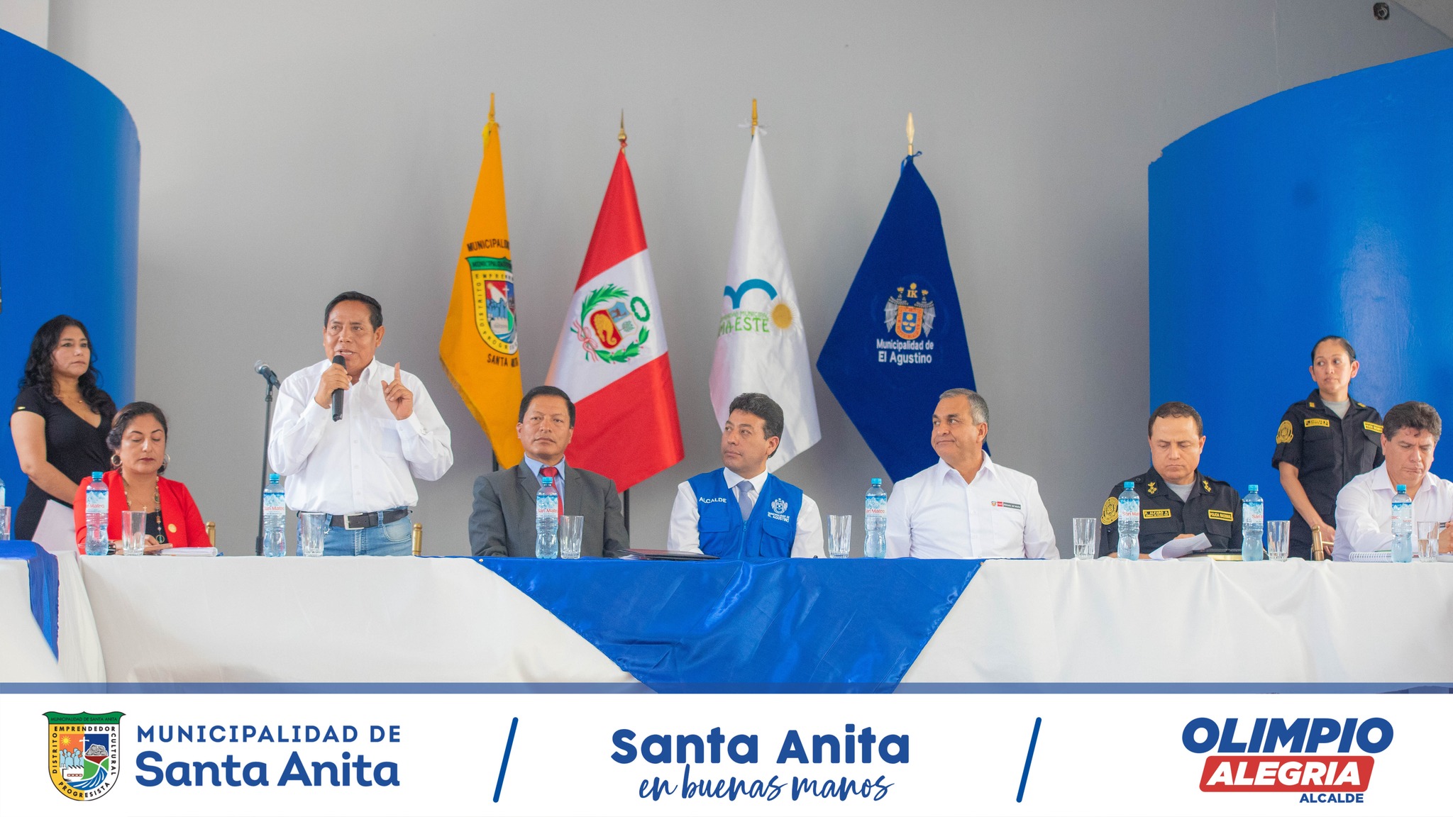 El alcalde Olimpio Alegría, participó en la instalación de la mesa de trabajo de Seguridad Ciudadana.
La reunión contó con la presencia de los alcaldes de Lima Este, el ministro del interior Vicente Romero Fernández , el comandante general de la PNP, el viceministro de seguridad pública , funcionarios y representantes de diferentes institucionales públicas.
El ministro se comprometió a trabajar unido con los alcaldes y reforzar los operativos, trabajando de una manera articulado por el bien y la seguridad de sus comunas.
