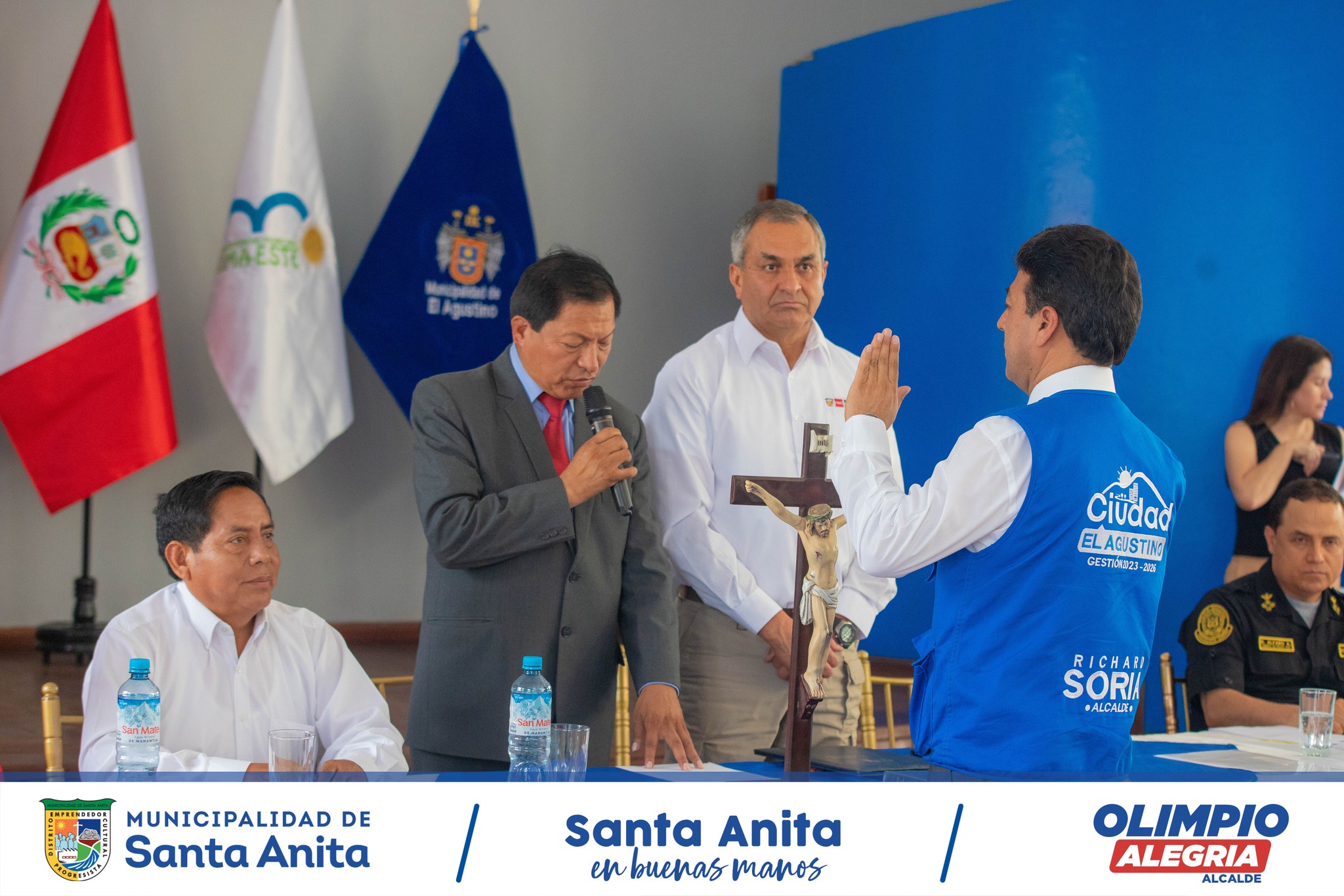 El alcalde Olimpio Alegría, participó en la instalación de la mesa de trabajo de Seguridad Ciudadana.
La reunión contó con la presencia de los alcaldes de Lima Este, el ministro del interior Vicente Romero Fernández , el comandante general de la PNP, el viceministro de seguridad pública , funcionarios y representantes de diferentes institucionales públicas.
El ministro se comprometió a trabajar unido con los alcaldes y reforzar los operativos, trabajando de una manera articulado por el bien y la seguridad de sus comunas.