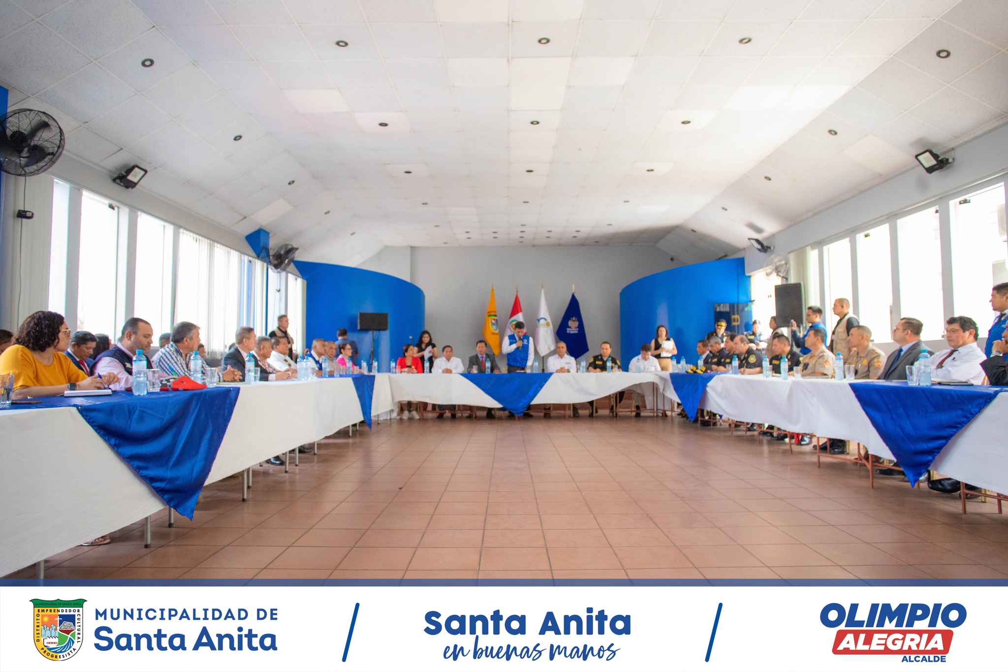 El alcalde Olimpio Alegría, participó en la instalación de la mesa de trabajo de Seguridad Ciudadana.
La reunión contó con la presencia de los alcaldes de Lima Este, el ministro del interior Vicente Romero Fernández , el comandante general de la PNP, el viceministro de seguridad pública , funcionarios y representantes de diferentes institucionales públicas.
El ministro se comprometió a trabajar unido con los alcaldes y reforzar los operativos, trabajando de una manera articulado por el bien y la seguridad de sus comunas.