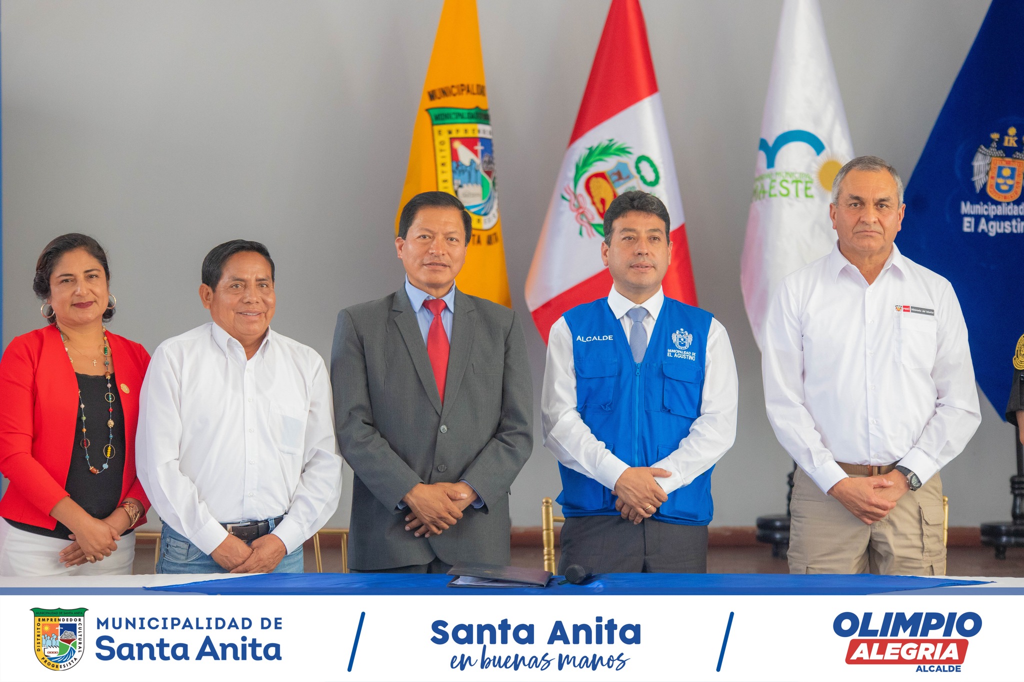 El alcalde Olimpio Alegría, participó en la instalación de la mesa de trabajo de Seguridad Ciudadana.
La reunión contó con la presencia de los alcaldes de Lima Este, el ministro del interior Vicente Romero Fernández , el comandante general de la PNP, el viceministro de seguridad pública , funcionarios y representantes de diferentes institucionales públicas.
El ministro se comprometió a trabajar unido con los alcaldes y reforzar los operativos, trabajando de una manera articulado por el bien y la seguridad de sus comunas.
