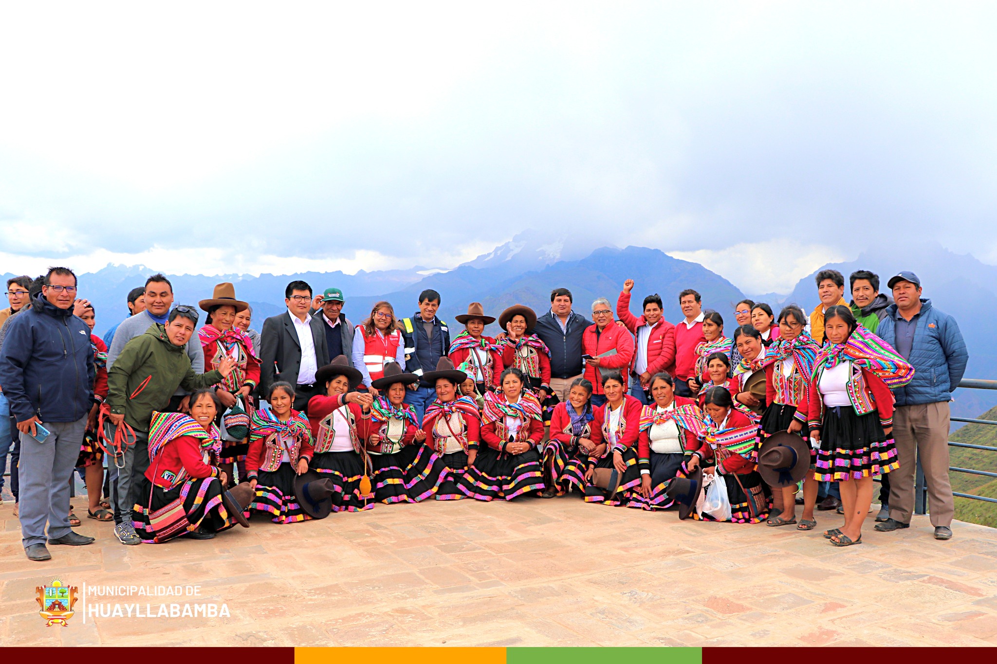 Alcalde de la Municipalidad Distrital de Huayllabamb Sr. Wilbert Baca Olayunca y artesanas de Racchi Ayllu