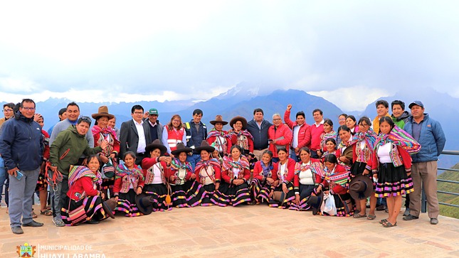 Alcalde de la Municipalidad Distrital de Huayllabamb Sr. Wilbert Baca Olayunca y artesanas de Racchi Ayllu