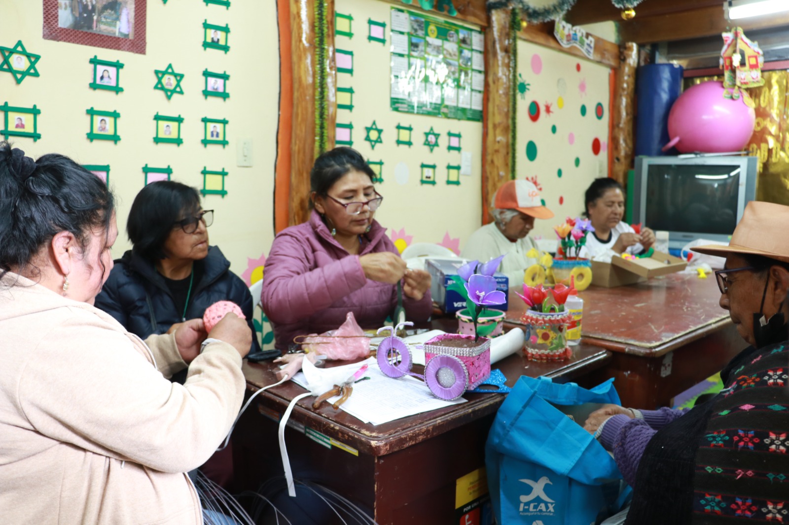 Personas con discapacidad asisten a talleres de manualidades