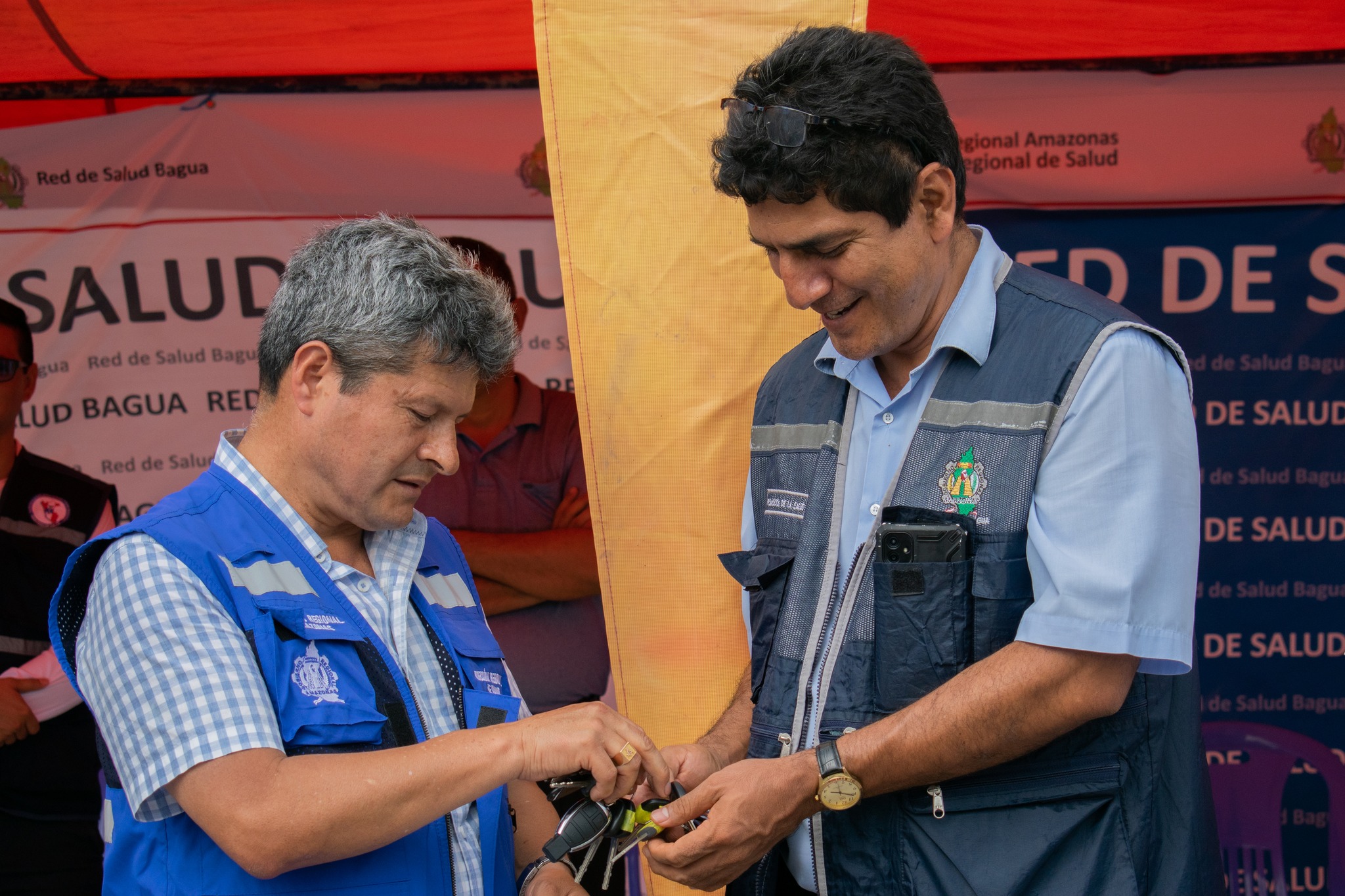 #NuestroDeberEsServir
#NoticiaImportante
β
πππ ππ πππππ πππππ, ππππππ ππππππ πππππππππππ πππππππ ππππ ππ.
"π³π ππ
ππππππππΜπ π
π πππ πππππππππππ ππ π ππππππππππ ππ πππππππ π
π πΉπππππππππ π πͺππππππππππππππππ π πππππππ π
π πππ πΉππ
ππ π
π πΊππππ
", ππππππ ππππππππ π
π πππππππππ
π π
ππ π«πππππππ π
π ππ πΉππ
πΊππππ
π©ππππ, πΆππππ. πΉππππππ πΊππππππΜπ.
Hoy 21 de febrero, se hizo efectiva la entrega de ambulancias rurales tipo II, en la Provincia de Bagua, por la DirecciΓ³n Regional de Salud Amazonas.
El director de la DIRESA, Dr. Wiuliam Trigoso Rojas, fue quiΓ©n entregΓ³ las ambulancias a las distintas Redes de Salud y el Hospital Gustavo Lanatta Lujan. En total fueron cinco: 2 para la Red Salud Bagua, 2 para la Red Salud Condorcanqui y 1 para el Hospital Gustavo Lanatta Lujan.
En la ceremonia estuvieron importantes autoridades como: Director Regional De Salud, Dr. Wiuliam Trigoso Rojas; en representaciΓ³n del Alcalde el Gerente Municipal, Ignacio Horacio Alva Rojas; en representaciΓ³n de la sexta brigada de la selva teniente Daniel Corilloclla Flores; Director Del Hospital Gustavo Lanatta Lujan, Yesper Saravia Diaz; Director del hospital Heroes del Cenepa β Essalud Bagua, Dr. Luis Gonzaga Soto Ramos; Director de la Red Salud Condorcanqui, Blgo. Roberto Rivera SΓ‘nchez; Director de la Red Salud Utcubamba; Dr. Denis Romero MelΓ©ndez y otras autoridades.
Cabe destacar que los servicios de traslados en ambulancia son muy importantes para la comunidad, ya que salvan y ayudan a numerosas personas cada dΓa, respondiendo a las llamadas de emergencia.
Este acto protocolar se realizΓ³ en el frontis de la Municipalidad Distrital de Bagua.