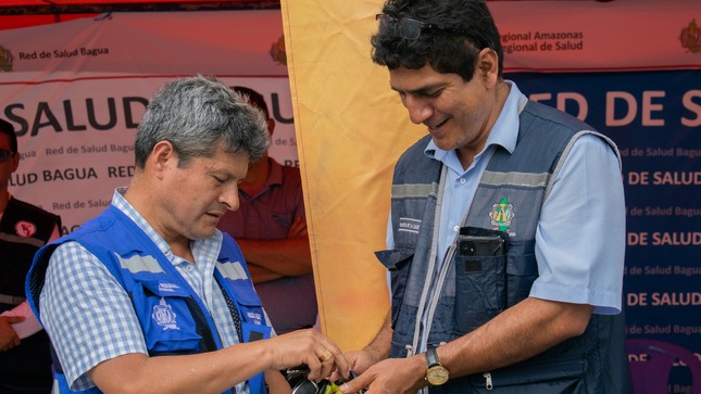 #NuestroDeberEsServir
#NoticiaImportante
✅𝐑𝐄𝐃 𝐃𝐄 𝐒𝐀𝐋𝐔𝐃 𝐁𝐀𝐆𝐔𝐀, 𝐑𝐄𝐂𝐈𝐁𝐄 𝐍𝐔𝐄𝐕𝐀𝐒 𝐀𝐌𝐁𝐔𝐋𝐀𝐍𝐂𝐈𝐀𝐒 𝐑𝐔𝐑𝐀𝐋𝐄𝐒 𝐓𝐈𝐏𝐎 𝐈𝐈.
"𝑳𝒂 𝒂𝒅𝒒𝒖𝒊𝒔𝒊𝒄𝒊𝒐́𝒏 𝒅𝒆 𝒍𝒂𝒔 𝒂𝒎𝒃𝒖𝒍𝒂𝒏𝒄𝒊𝒂𝒔 𝒗𝒂 𝒂 𝒇𝒐𝒓𝒕𝒂𝒍𝒆𝒄𝒆𝒓 𝒆𝒍 𝒔𝒊𝒔𝒕𝒆𝒎𝒂 𝒅𝒆 𝑹𝒆𝒇𝒆𝒓𝒆𝒏𝒄𝒊𝒂 𝒚 𝑪𝒐𝒏𝒕𝒓𝒂𝒓𝒓𝒆𝒇𝒆𝒓𝒆𝒏𝒄𝒊𝒂 𝒂 𝒏𝒊𝒗𝒆𝒍𝒆𝒔 𝒅𝒆 𝒍𝒂𝒔 𝑹𝒆𝒅𝒆𝒔 𝒅𝒆 𝑺𝒂𝒍𝒖𝒅", 𝒇𝒖𝒆𝒓𝒐𝒏 𝒑𝒂𝒍𝒂𝒃𝒓𝒂𝒔 𝒅𝒆 𝒃𝒊𝒆𝒏𝒗𝒆𝒏𝒊𝒅𝒂 𝒅𝒆𝒍 𝑫𝒊𝒓𝒆𝒄𝒕𝒐𝒓 𝒅𝒆 𝒍𝒂 𝑹𝒆𝒅 𝑺𝒂𝒍𝒖𝒅 𝑩𝒂𝒈𝒖𝒂, 𝑶𝒃𝒔𝒕𝒂. 𝑹𝒐𝒃𝒆𝒓𝒕𝒐 𝑺𝒂𝒏𝒋𝒊𝒏𝒆́𝒛.
Hoy 21 de febrero, se hizo efectiva la entrega de ambulancias rurales tipo II, en la Provincia de Bagua, por la Dirección Regional de Salud Amazonas.
El director de la DIRESA, Dr. Wiuliam Trigoso Rojas, fue quién entregó las ambulancias a las distintas Redes de Salud y el Hospital Gustavo Lanatta Lujan. En total fueron cinco: 2 para la Red Salud Bagua, 2 para la Red Salud Condorcanqui y 1 para el Hospital Gustavo Lanatta Lujan.
En la ceremonia estuvieron importantes autoridades como: Director Regional De Salud, Dr. Wiuliam Trigoso Rojas; en representación del Alcalde el Gerente Municipal, Ignacio Horacio Alva Rojas; en representación de la sexta brigada de la selva teniente Daniel Corilloclla Flores; Director Del Hospital Gustavo Lanatta Lujan, Yesper Saravia Diaz; Director del hospital Heroes del Cenepa – Essalud Bagua, Dr. Luis Gonzaga Soto Ramos; Director de la Red Salud Condorcanqui, Blgo. Roberto Rivera Sánchez; Director de la Red Salud Utcubamba; Dr. Denis Romero Meléndez y otras autoridades. 
Cabe destacar que los servicios de traslados en ambulancia son muy importantes para la comunidad, ya que salvan y ayudan a numerosas personas cada día, respondiendo a las llamadas de emergencia.
Este acto protocolar se realizó en el frontis de la Municipalidad Distrital de Bagua.