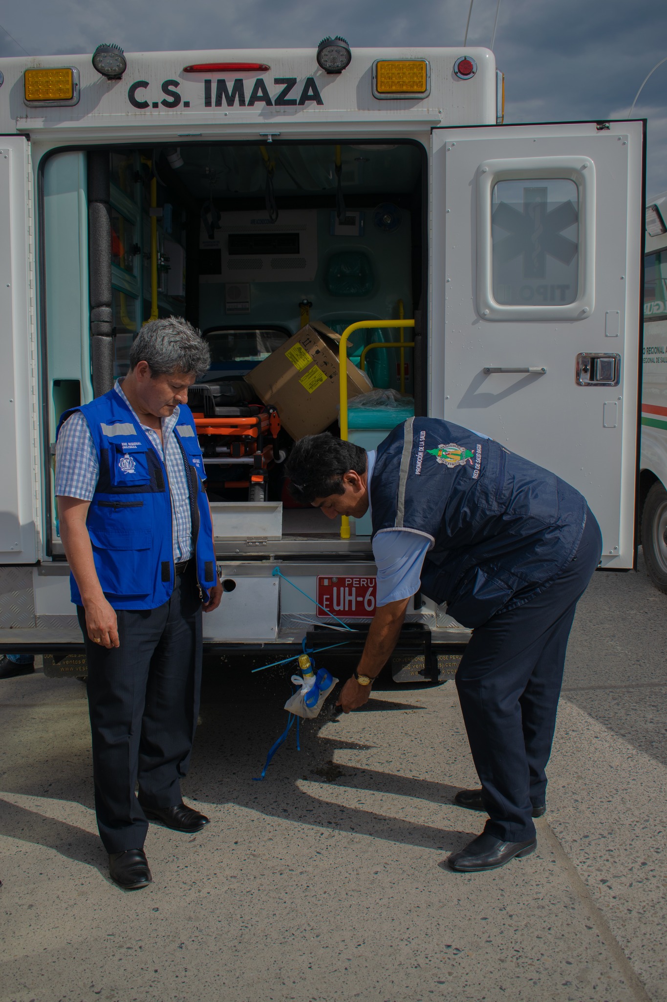 #NuestroDeberEsServir
#NoticiaImportante
β
πππ ππ πππππ πππππ, ππππππ ππππππ πππππππππππ πππππππ ππππ ππ.
"π³π ππ
ππππππππΜπ π
π πππ πππππππππππ ππ π ππππππππππ ππ πππππππ π
π πΉπππππππππ π πͺππππππππππππππππ π πππππππ π
π πππ πΉππ
ππ π
π πΊππππ
", ππππππ ππππππππ π
π πππππππππ
π π
ππ π«πππππππ π
π ππ πΉππ
πΊππππ
π©ππππ, πΆππππ. πΉππππππ πΊππππππΜπ.
Hoy 21 de febrero, se hizo efectiva la entrega de ambulancias rurales tipo II, en la Provincia de Bagua, por la DirecciΓ³n Regional de Salud Amazonas.
El director de la DIRESA, Dr. Wiuliam Trigoso Rojas, fue quiΓ©n entregΓ³ las ambulancias a las distintas Redes de Salud y el Hospital Gustavo Lanatta Lujan. En total fueron cinco: 2 para la Red Salud Bagua, 2 para la Red Salud Condorcanqui y 1 para el Hospital Gustavo Lanatta Lujan.
En la ceremonia estuvieron importantes autoridades como: Director Regional De Salud, Dr. Wiuliam Trigoso Rojas; en representaciΓ³n del Alcalde el Gerente Municipal, Ignacio Horacio Alva Rojas; en representaciΓ³n de la sexta brigada de la selva teniente Daniel Corilloclla Flores; Director Del Hospital Gustavo Lanatta Lujan, Yesper Saravia Diaz; Director del hospital Heroes del Cenepa β Essalud Bagua, Dr. Luis Gonzaga Soto Ramos; Director de la Red Salud Condorcanqui, Blgo. Roberto Rivera SΓ‘nchez; Director de la Red Salud Utcubamba; Dr. Denis Romero MelΓ©ndez y otras autoridades.
Cabe destacar que los servicios de traslados en ambulancia son muy importantes para la comunidad, ya que salvan y ayudan a numerosas personas cada dΓa, respondiendo a las llamadas de emergencia.
Este acto protocolar se realizΓ³ en el frontis de la Municipalidad Distrital de Bagua.