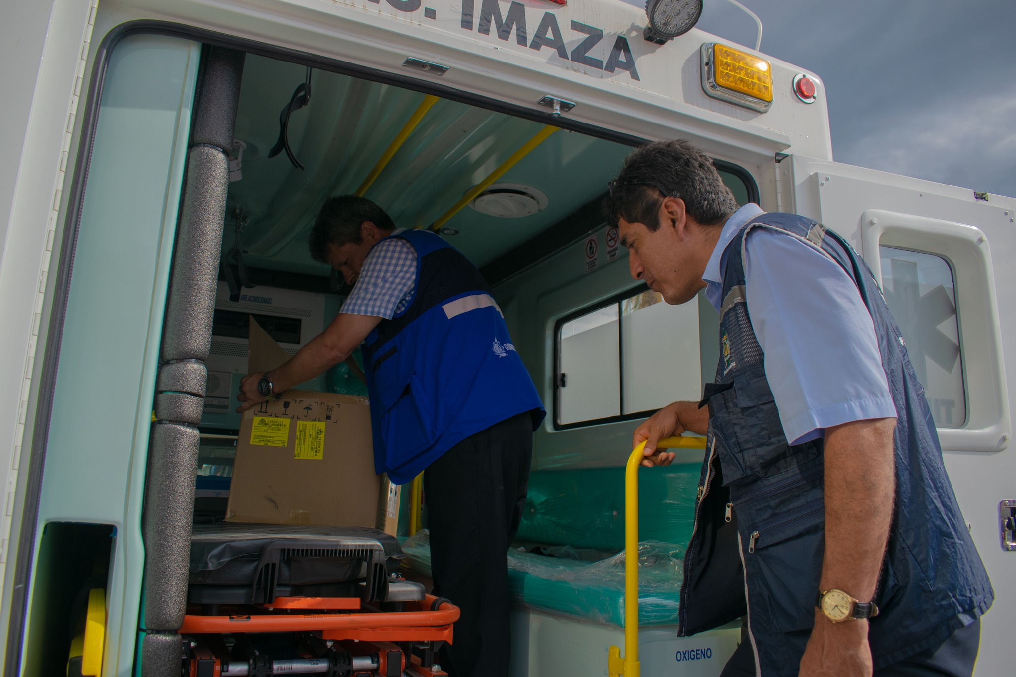 #NuestroDeberEsServir
#NoticiaImportante
β
πππ ππ πππππ πππππ, ππππππ ππππππ πππππππππππ πππππππ ππππ ππ.
"π³π ππ
ππππππππΜπ π
π πππ πππππππππππ ππ π ππππππππππ ππ πππππππ π
π πΉπππππππππ π πͺππππππππππππππππ π πππππππ π
π πππ πΉππ
ππ π
π πΊππππ
", ππππππ ππππππππ π
π πππππππππ
π π
ππ π«πππππππ π
π ππ πΉππ
πΊππππ
π©ππππ, πΆππππ. πΉππππππ πΊππππππΜπ.
Hoy 21 de febrero, se hizo efectiva la entrega de ambulancias rurales tipo II, en la Provincia de Bagua, por la DirecciΓ³n Regional de Salud Amazonas.
El director de la DIRESA, Dr. Wiuliam Trigoso Rojas, fue quiΓ©n entregΓ³ las ambulancias a las distintas Redes de Salud y el Hospital Gustavo Lanatta Lujan. En total fueron cinco: 2 para la Red Salud Bagua, 2 para la Red Salud Condorcanqui y 1 para el Hospital Gustavo Lanatta Lujan.
En la ceremonia estuvieron importantes autoridades como: Director Regional De Salud, Dr. Wiuliam Trigoso Rojas; en representaciΓ³n del Alcalde el Gerente Municipal, Ignacio Horacio Alva Rojas; en representaciΓ³n de la sexta brigada de la selva teniente Daniel Corilloclla Flores; Director Del Hospital Gustavo Lanatta Lujan, Yesper Saravia Diaz; Director del hospital Heroes del Cenepa β Essalud Bagua, Dr. Luis Gonzaga Soto Ramos; Director de la Red Salud Condorcanqui, Blgo. Roberto Rivera SΓ‘nchez; Director de la Red Salud Utcubamba; Dr. Denis Romero MelΓ©ndez y otras autoridades.
Cabe destacar que los servicios de traslados en ambulancia son muy importantes para la comunidad, ya que salvan y ayudan a numerosas personas cada dΓa, respondiendo a las llamadas de emergencia.
Este acto protocolar se realizΓ³ en el frontis de la Municipalidad Distrital de Bagua.