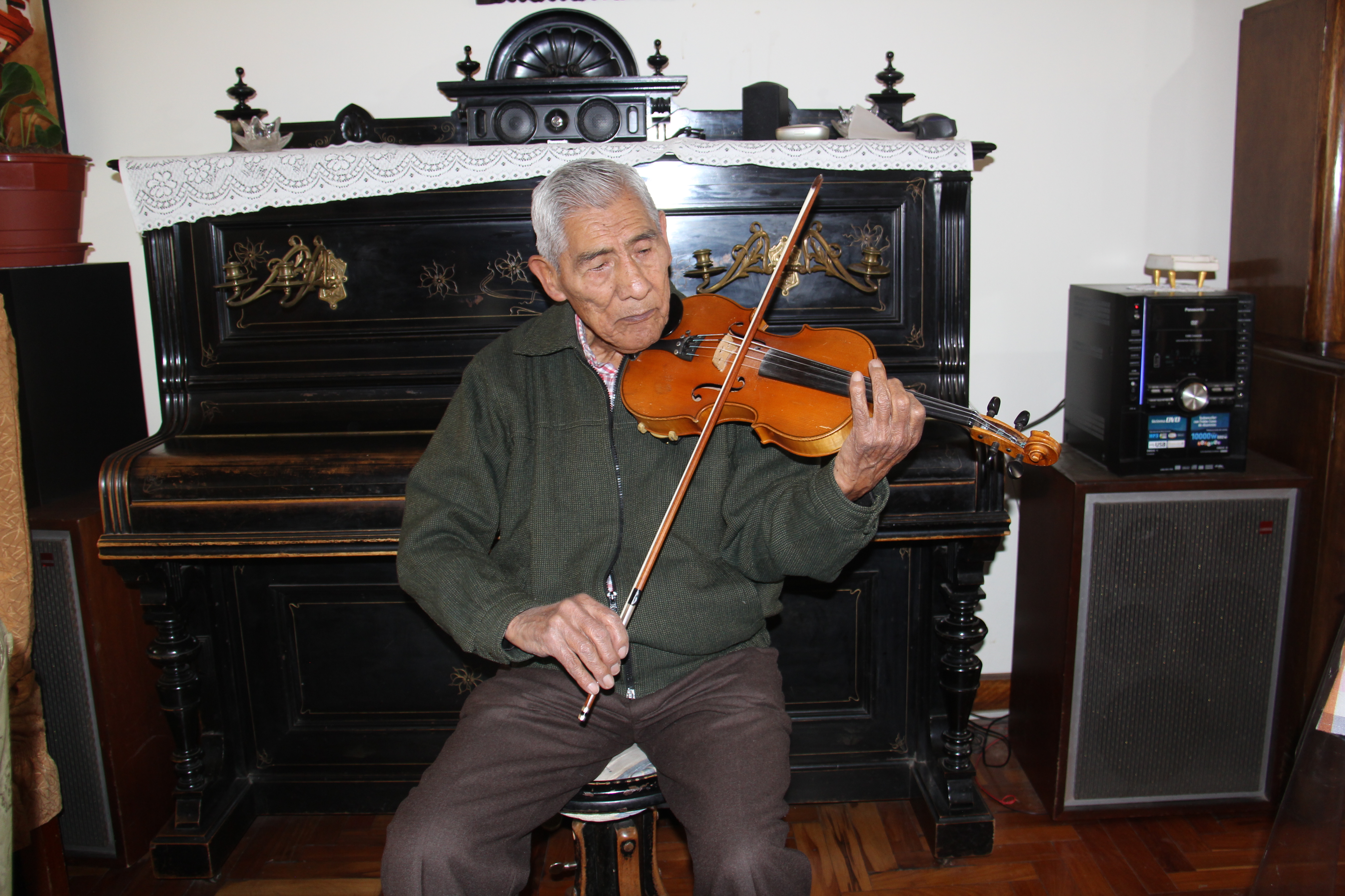 Ministerio de Cultura otorgó distinción de Personalidad Meritoria de la Cultura al músico Reinaldo Pillco