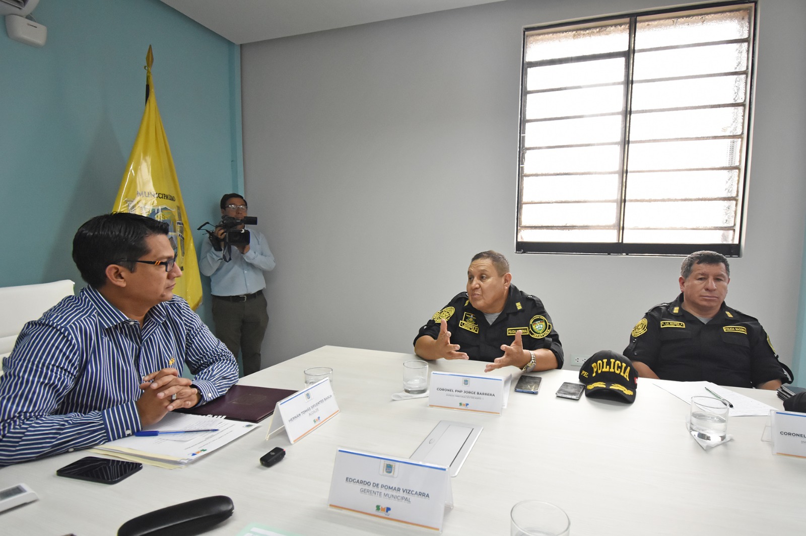 El alcalde sostuvo importante reunión con autoridades de la PNP.