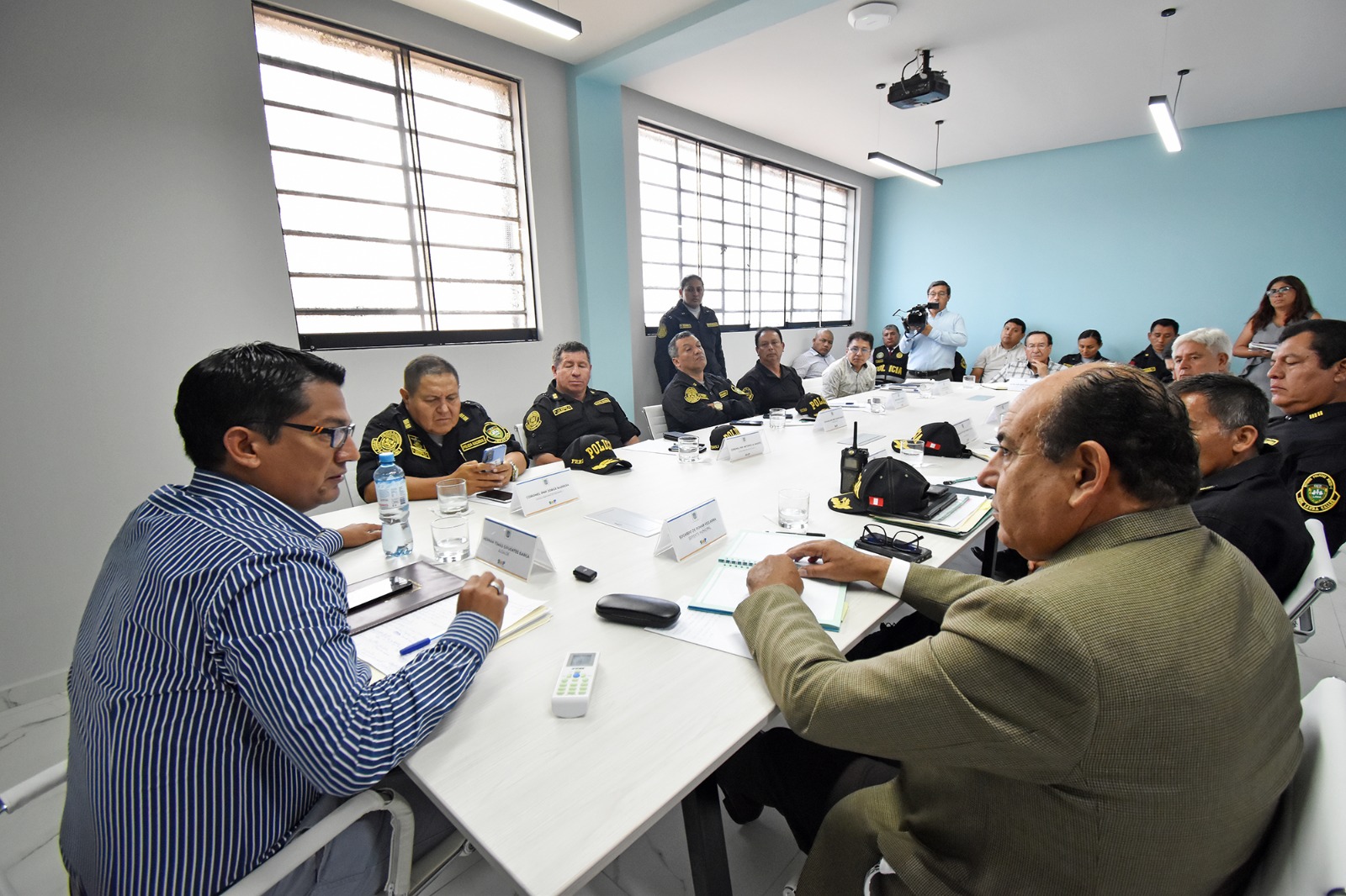 En la reunión las autoridades policiales expusieron temas como patrullaje policial, delincuencia, y otros.