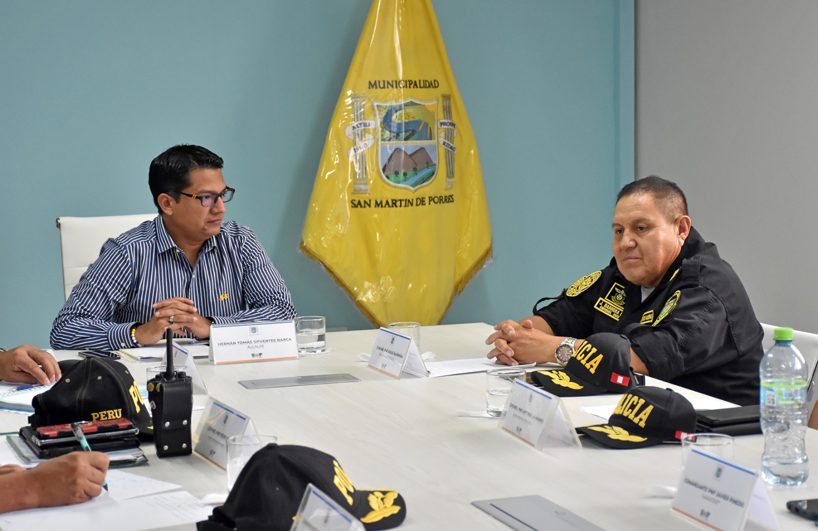 Alcalde Hernán Sifuentes trabajando con el Coronel PNP Jorge Aldo Barrera Cueva.
