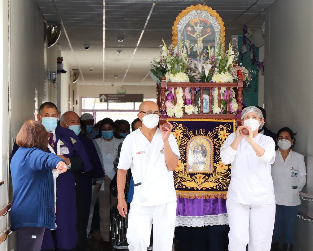 Pacientes y personal del INR participaron en la procesión del del Señor de los Milagros