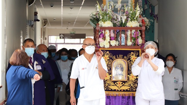 Pacientes y personal del INR participaron en la procesión del del Señor de los Milagros