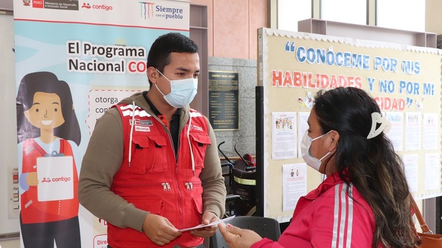 Persona con discapacidad participan de feria Informativa en el INR