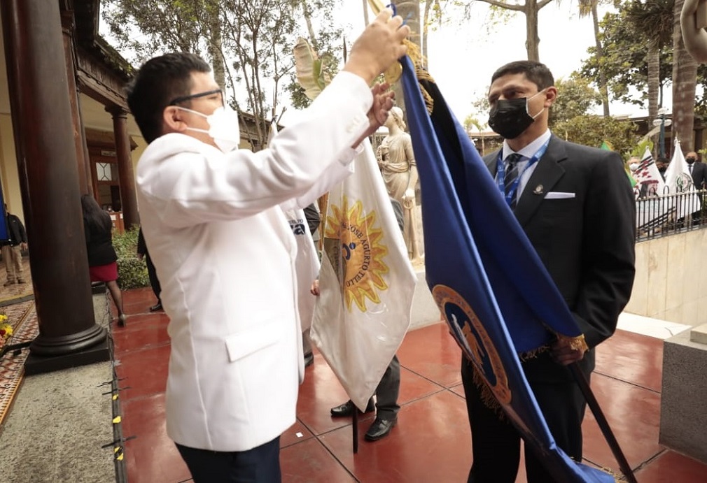 Ministerio de Salud entrega medalla de reconocimiento a médicos del INR