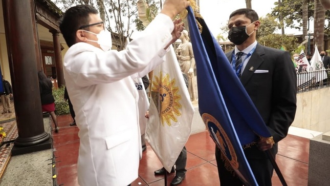 Ministerio de Salud entrega medalla de reconocimiento a médicos del INR