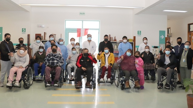 Comité de Donaciones del INR entrega once sillas de ruedas a pacientes