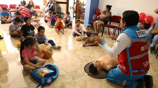Niñas y niños aprenden sobre primeros auxilios en capacitación del SAMU