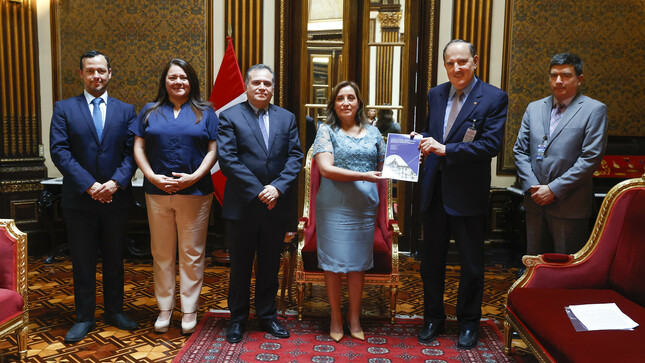 Fotografía de la entrega del informe final a la presidenta Dina Boluarte.