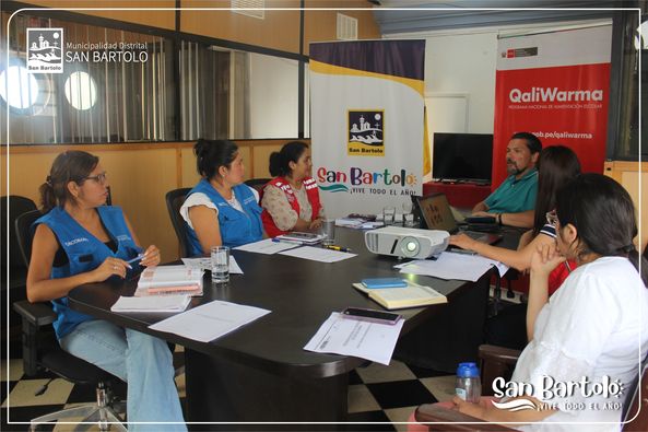 Alcalde y Funcionarios reunidos con la jefe de la Unidad Territorial del Programa de Alimentaci贸n Qali Warma