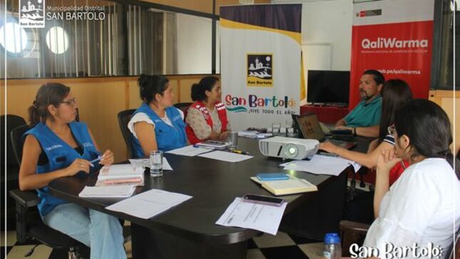Alcalde y Funcionarios reunidos con la jefe de la Unidad Territorial del Programa de Alimentación Qali Warma