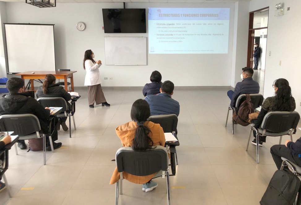 Médicos residentes participan en curso virtual sobre trastornos posturales