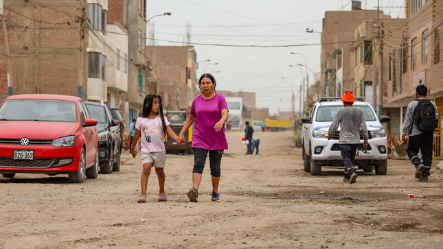 Inicio de la construcción de pistas y veredas de las zonas de Vista Alegre I y las Dalias II 