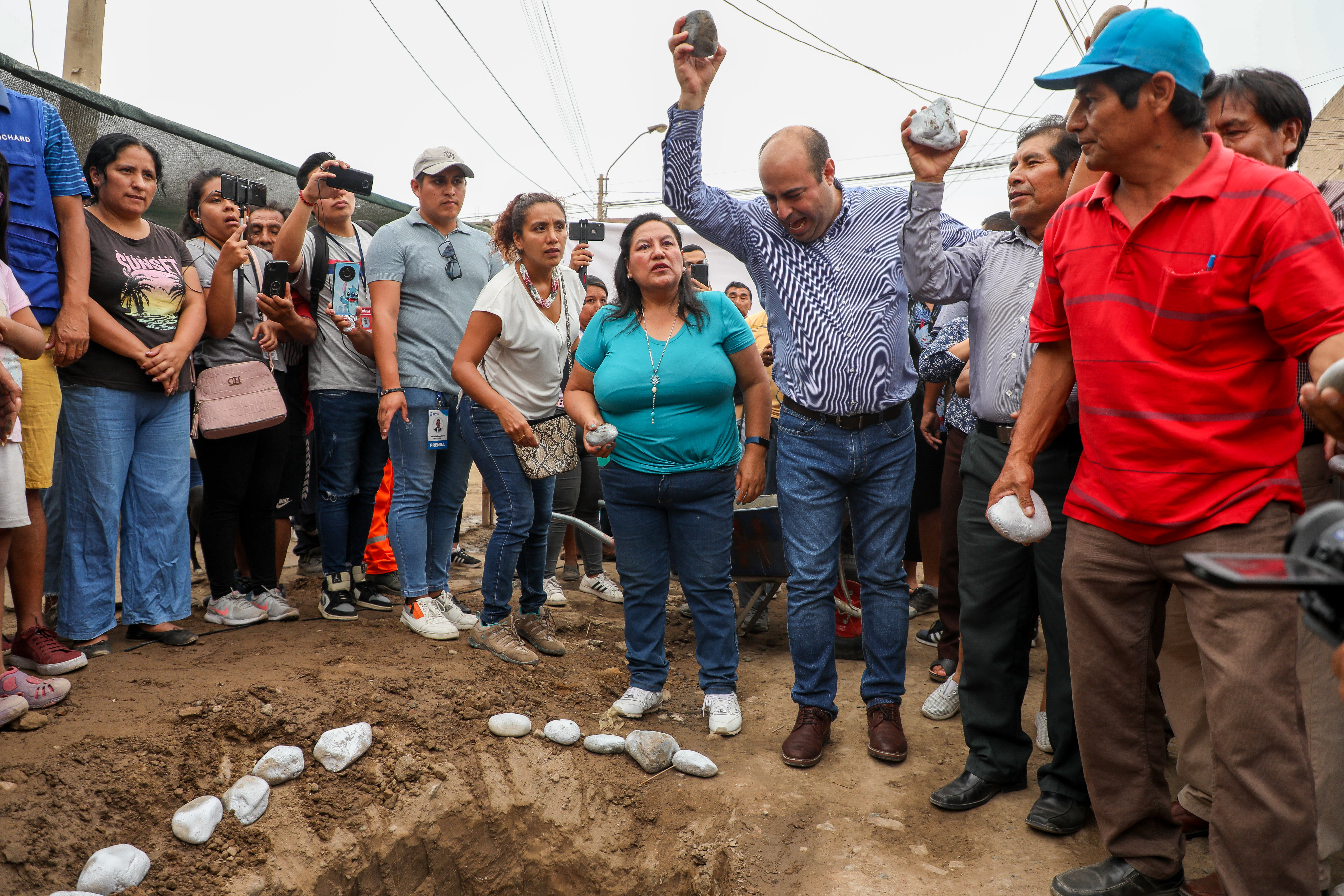 Inicio de la construcción de pistas y veredas de las zonas de Vista Alegre I y las Dalias II