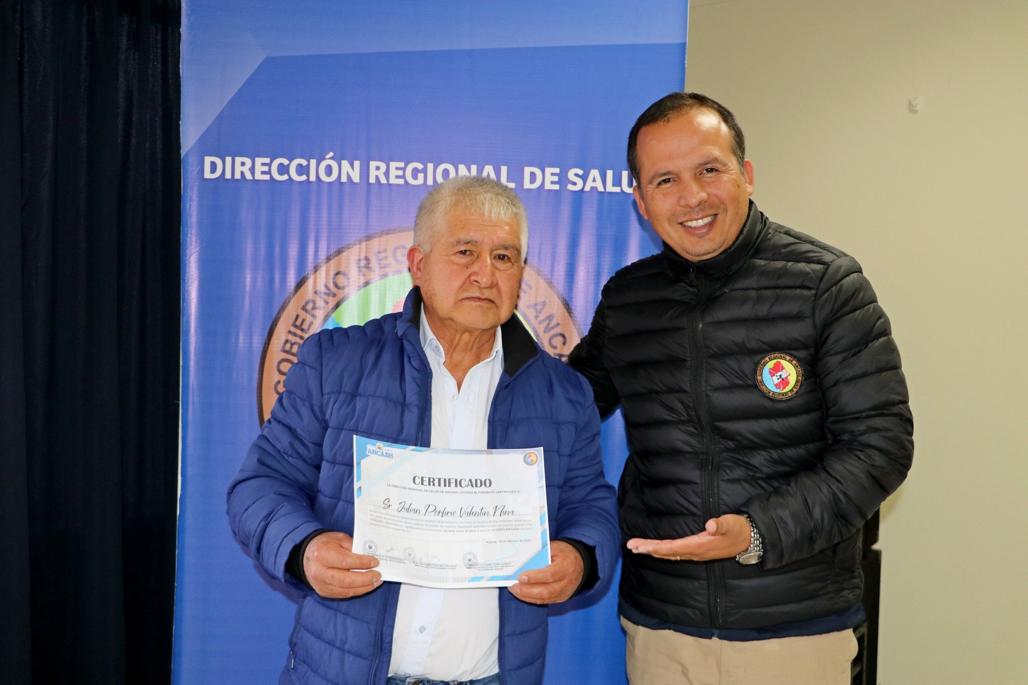 Trabajador de DIRESA recibió reconocimiento por su destacada labor durante 42 años de servicio en la institución.