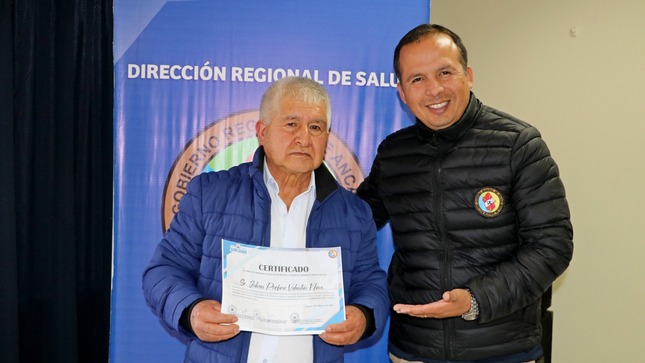 Trabajador de DIRESA recibió reconocimiento por su destacada labor durante 42 años de servicio en la institución.