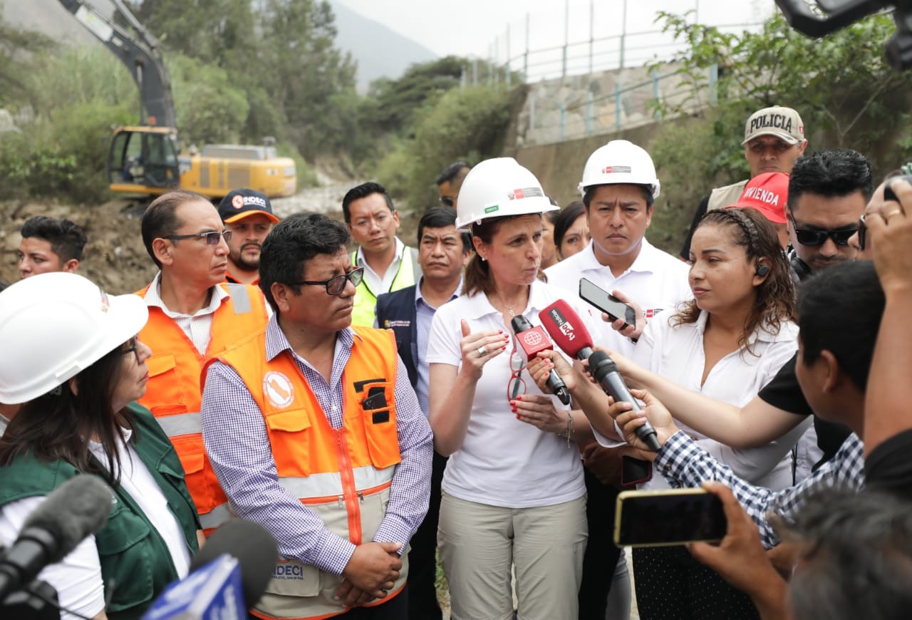 Ministra de Vivienda, Hania Pérez de Cuéllar inspecciona trabajos de limpieza de quebrada en Santa Eulalia