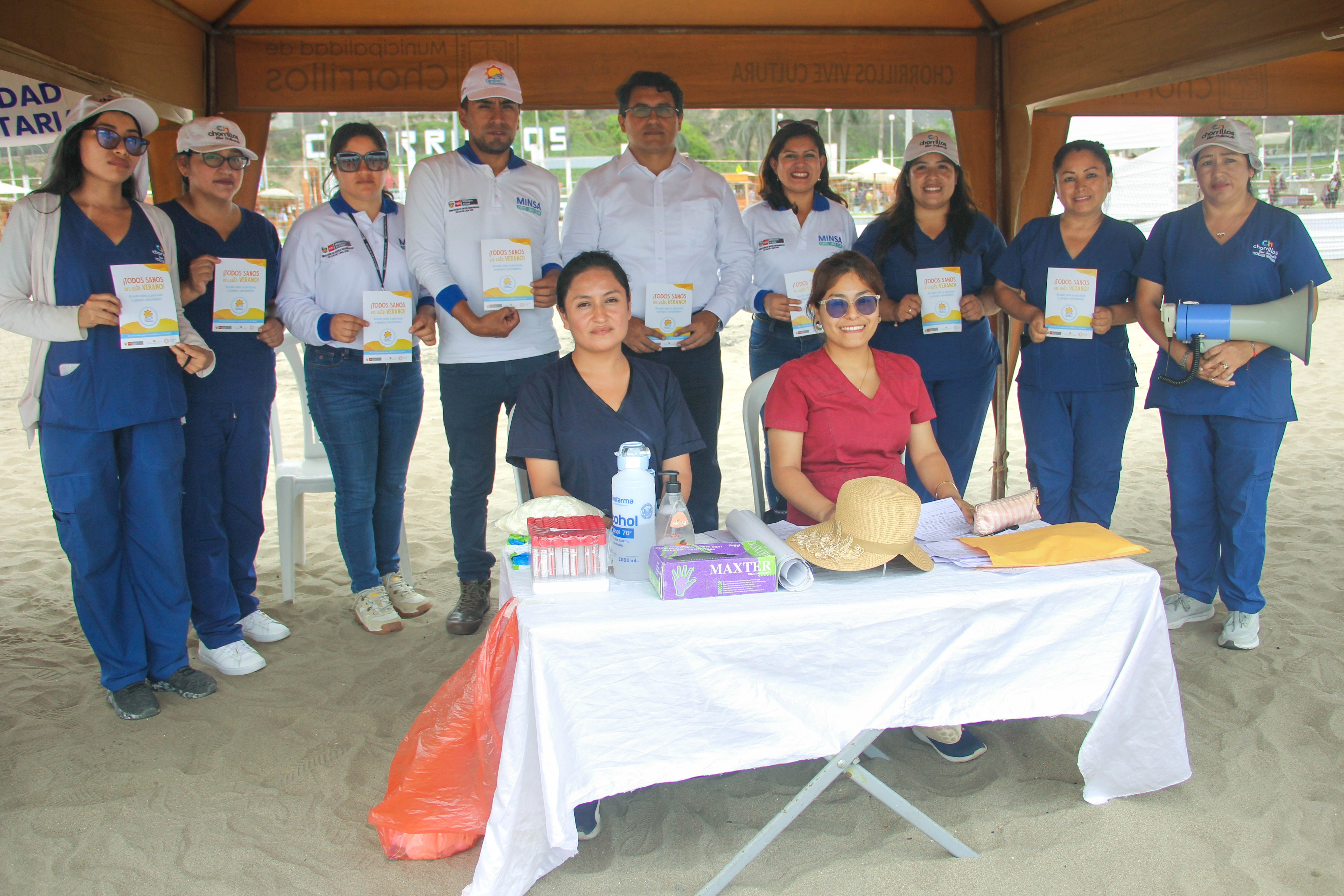 Personal de la DIRIS Lima Sur y la gerencia de Servicios de Salud.