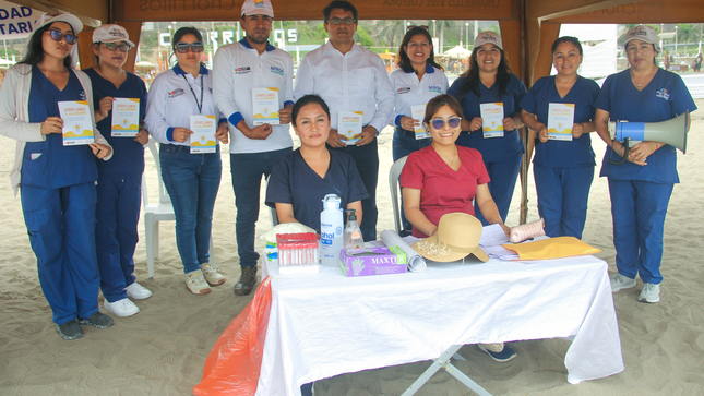 Personal de la DIRIS Lima Sur y la gerencia de Servicios de Salud.