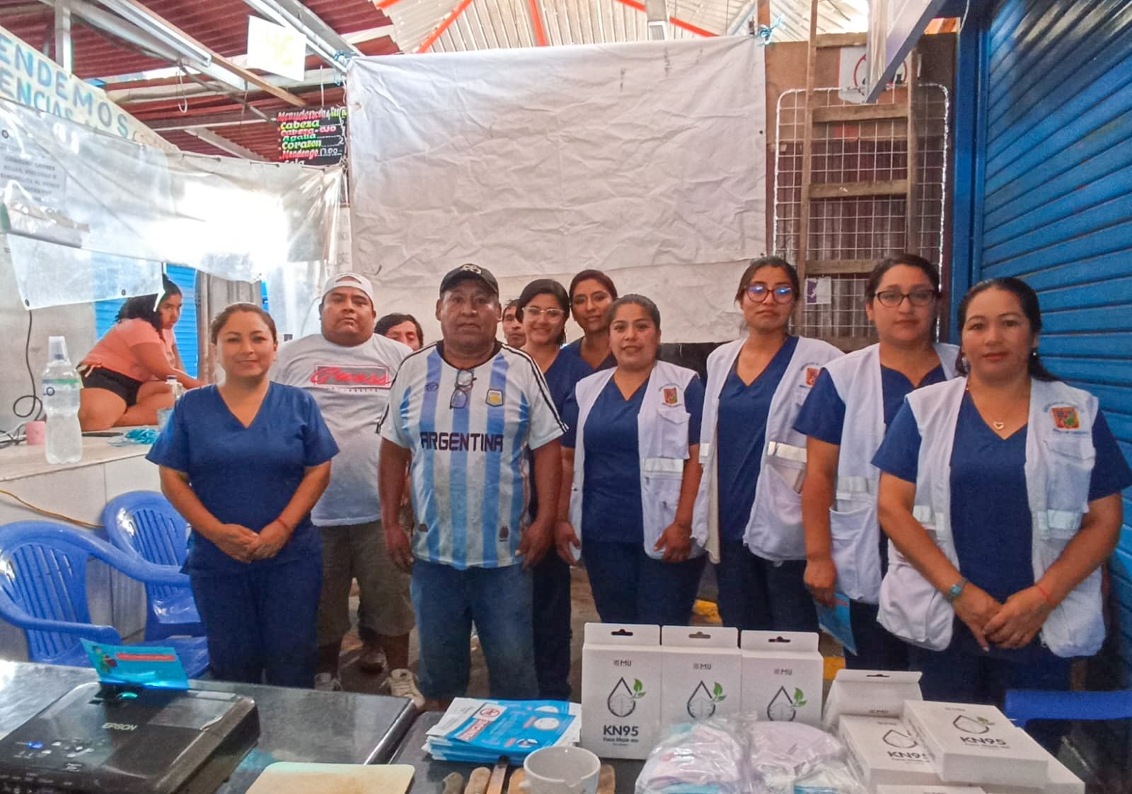 Personal de la gerencia de Servicios de Salud junto al presidente del mercado