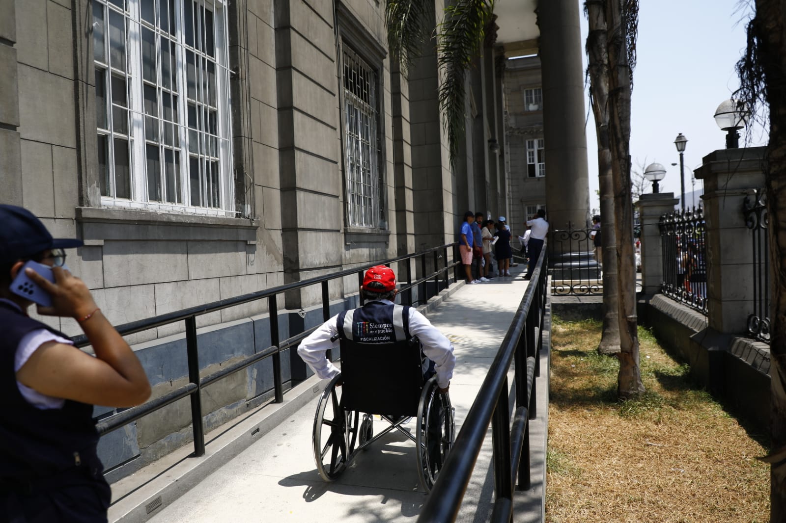 La Dirección de Fiscalización y Sanciones (DFS), recorrió diversos hospitales de Lima Centro para supervisar el cumplimiento de la cuota laboral del 5% de personas con discapacidad en el sector público, de acuerdo con lo establecido en la Ley General de la Persona con Discapacidad (Ley Nº 29973).