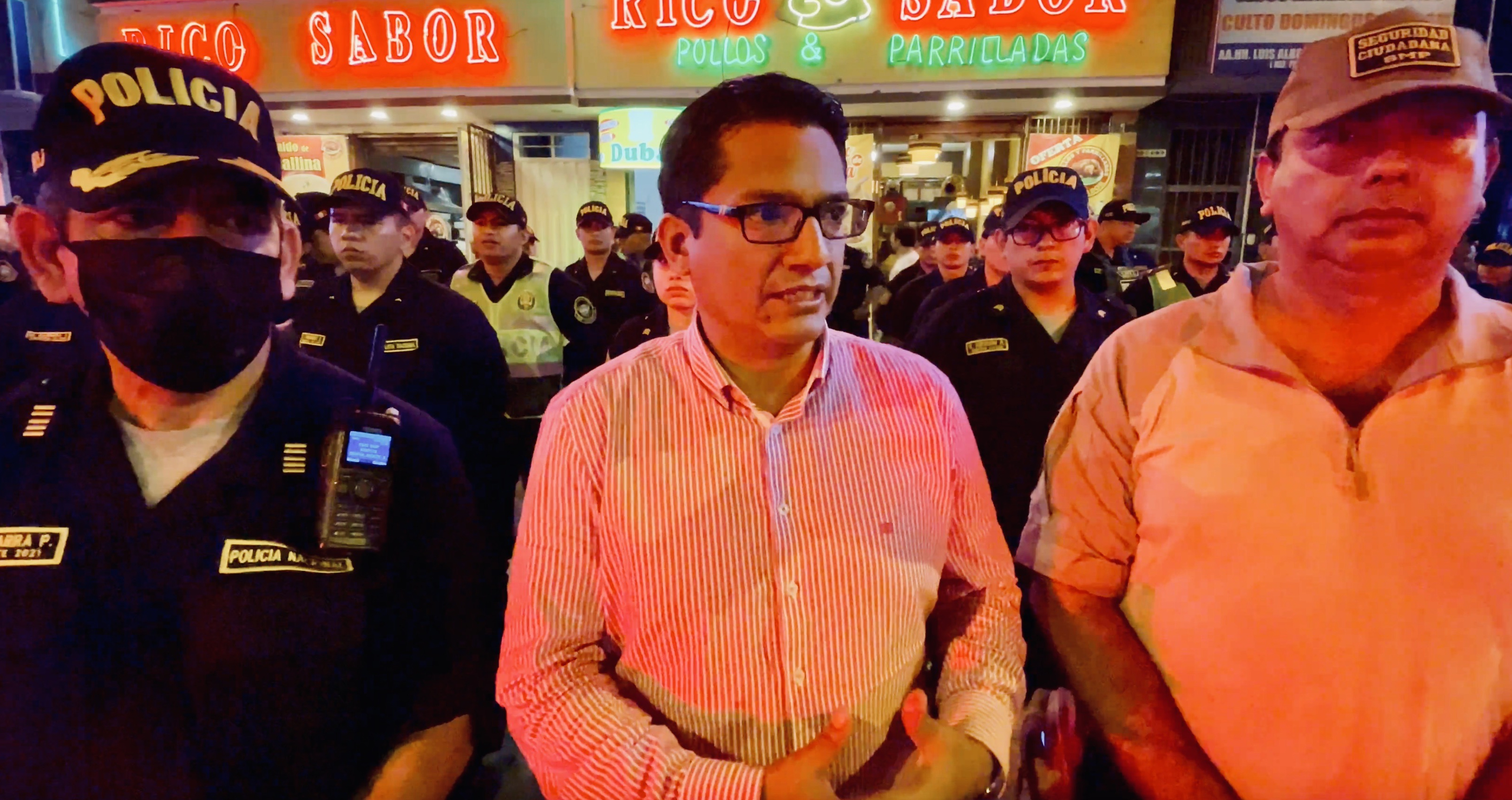 El alcalde Hernán Sifuentes en el operativo con autoridades policiales del distrito.