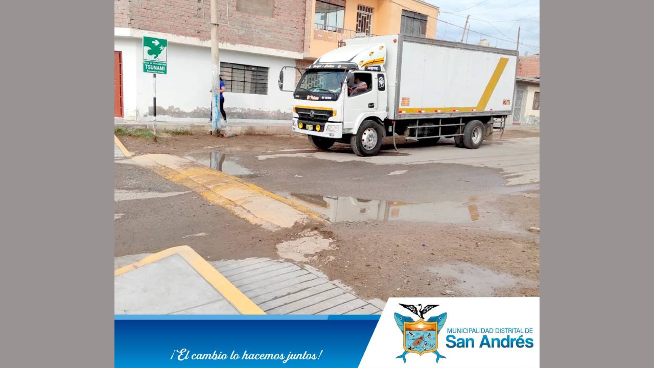 Personal Del Área De Fiscalización Acuden Al Llamado De Los Moradores Por Filtración De Agua En Sus Calles