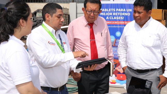JPG de especialistas de Pronatel mostrando el funcionamiento de las tabletas a las autoridades del gobierno regional de Lambayeque