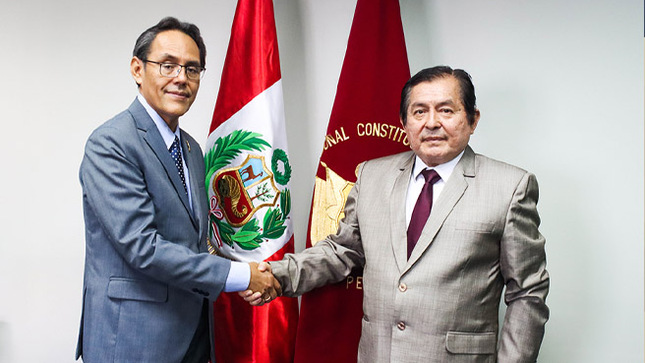 Director general del CEC, magistrado Helder Domínguez Haro, junto al presidente de la sección peruana del Instituto Iberoamericano de Derecho Constitucional, profesor y doctor, José Palomino Manchego.
