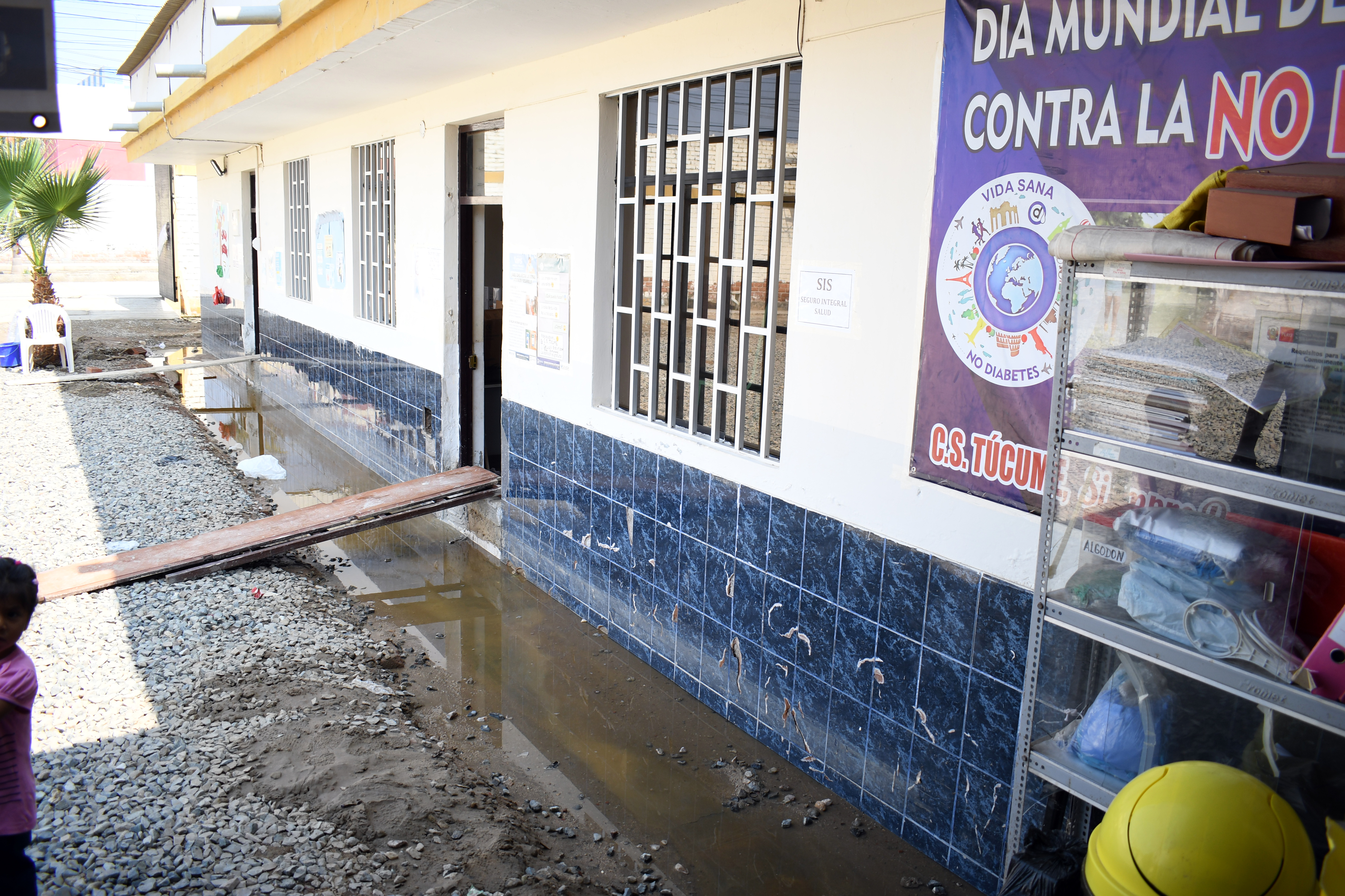 Inspecciona centro de salud de Túcume afectado por lluvias 